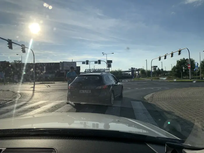 Pan z niewiadomych przyczyn zaczął trąbić, gdy staliśmy na czerwonym świetle. Następnie zajechał nam drogę, zatrzymał się na pasach, wysiadł z samochodu i zaczął zachowywać się bardzo agresywnie, grożąc użyciem gazu.Cham i prostak.