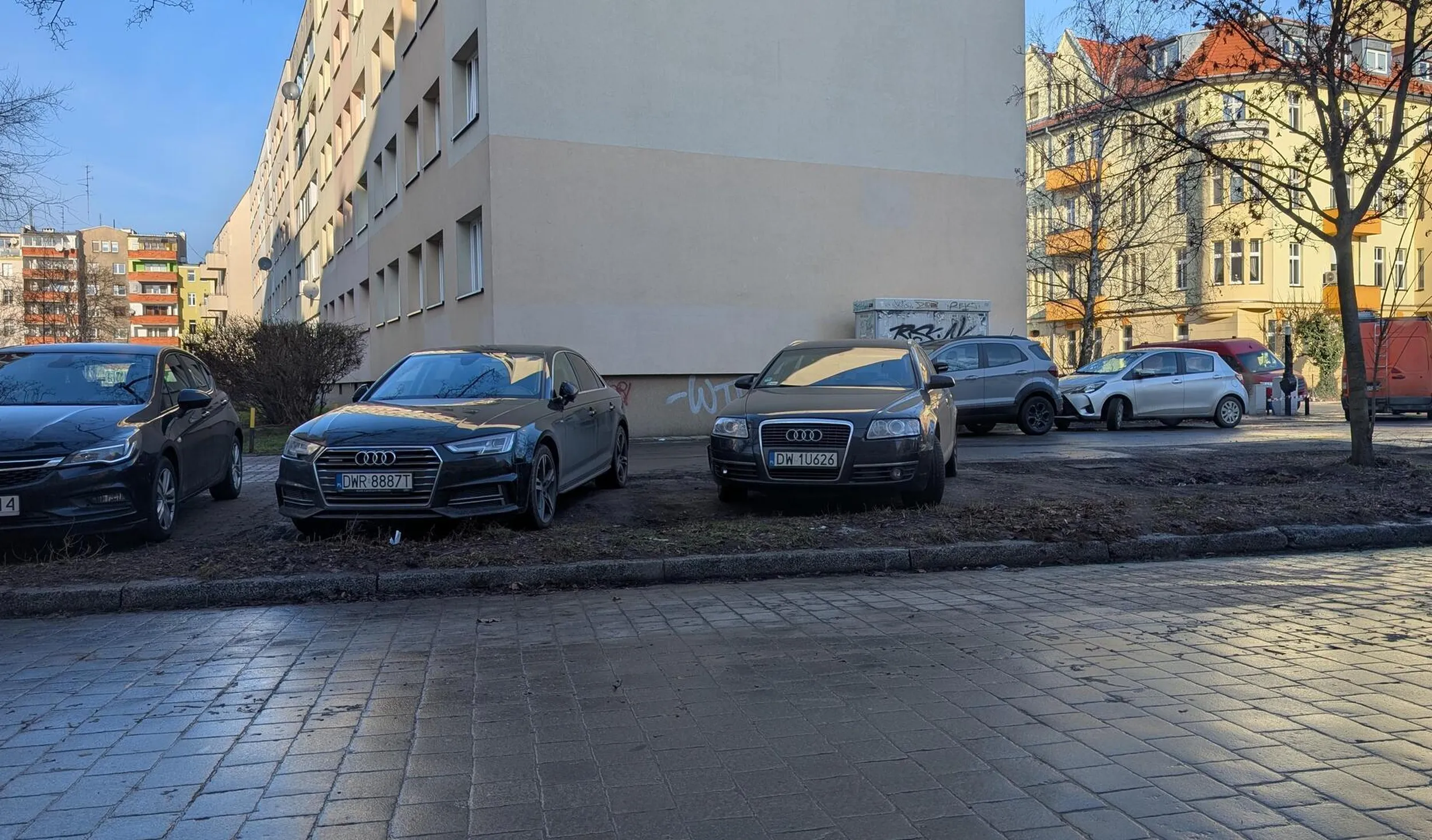 Nauczcie się porządnie parkować, jeden z drugim, prosto i najlepiej tyłem, a nie przodem jak baba. Jak się porządnie zaparkuje, to w tym miejscu staje 5 samochodów, a jak przyjadą tacy i zaparkują po skosie, to już tylko 4. Nie wiem komu zostawiacie miejsce na 1,5 auta do drzewa. Szkoda gadać ogólnie, niestety w tym kraju dosłownie każdy może mieć prawo jazdy.