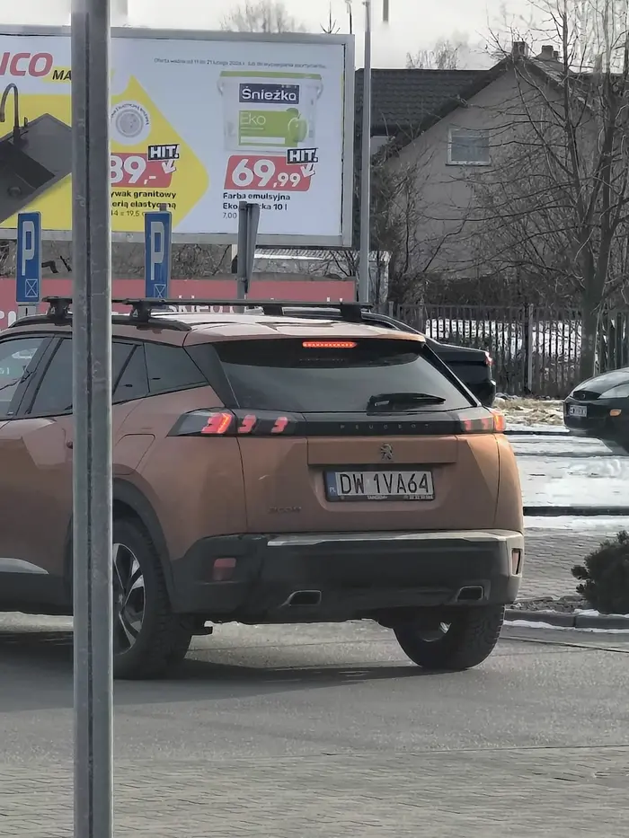 Czyściła se zderzak przed rondem blokując całe miasto i się darła na starszą panią w Suzuki nic nie winną (pani z peought ma bardzo rozwalony zderzak jak drzewo genealogiczne)