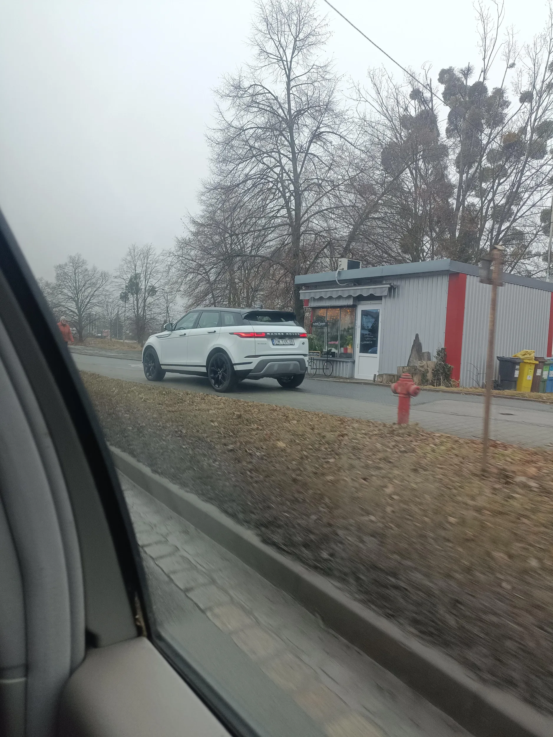 Jeździ po chodniku ?