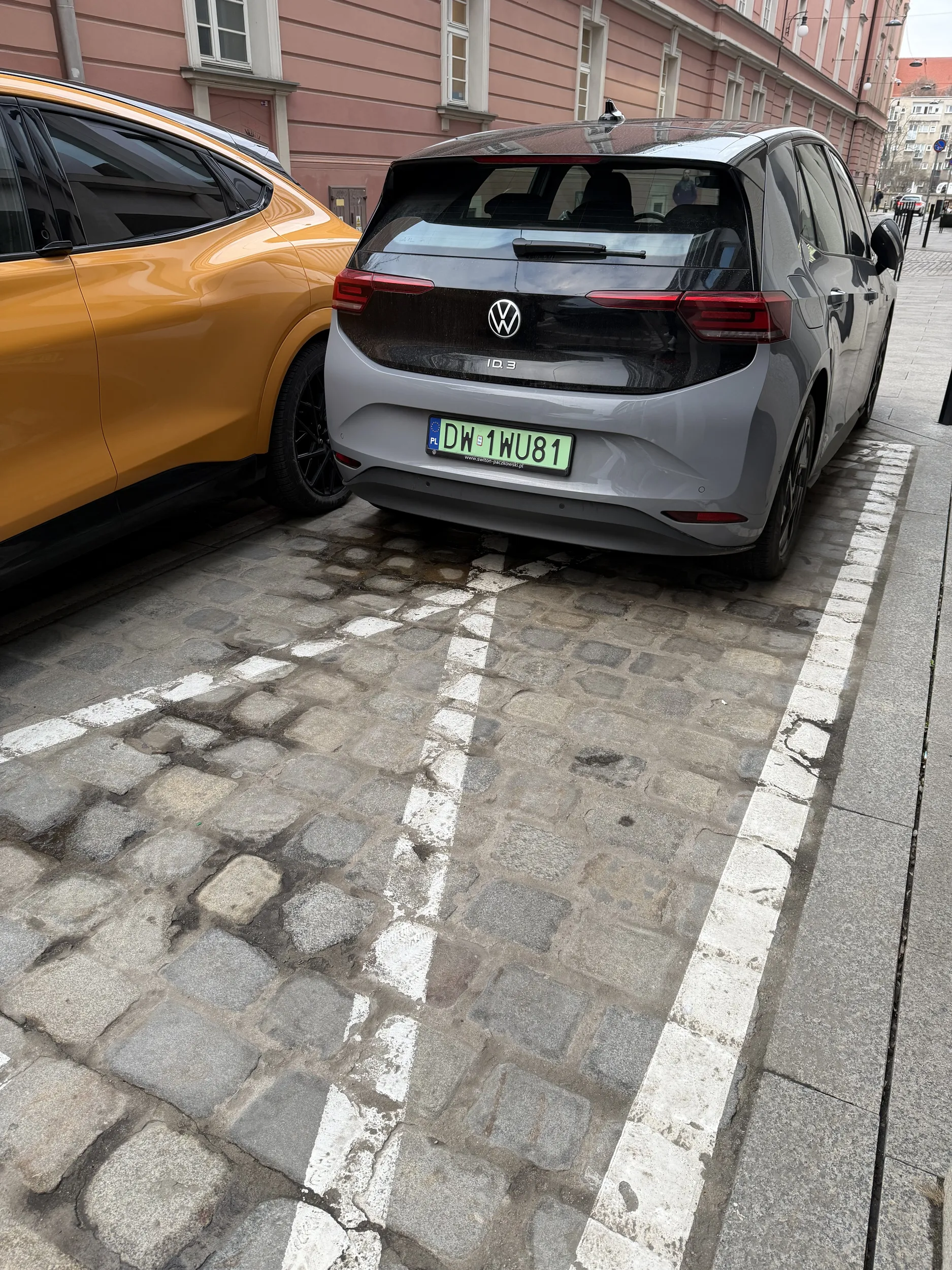 Nie ma jak to jeździć elektrykiem i zastawić miejsce do ładowania. Warzywo umysłowe !!!!