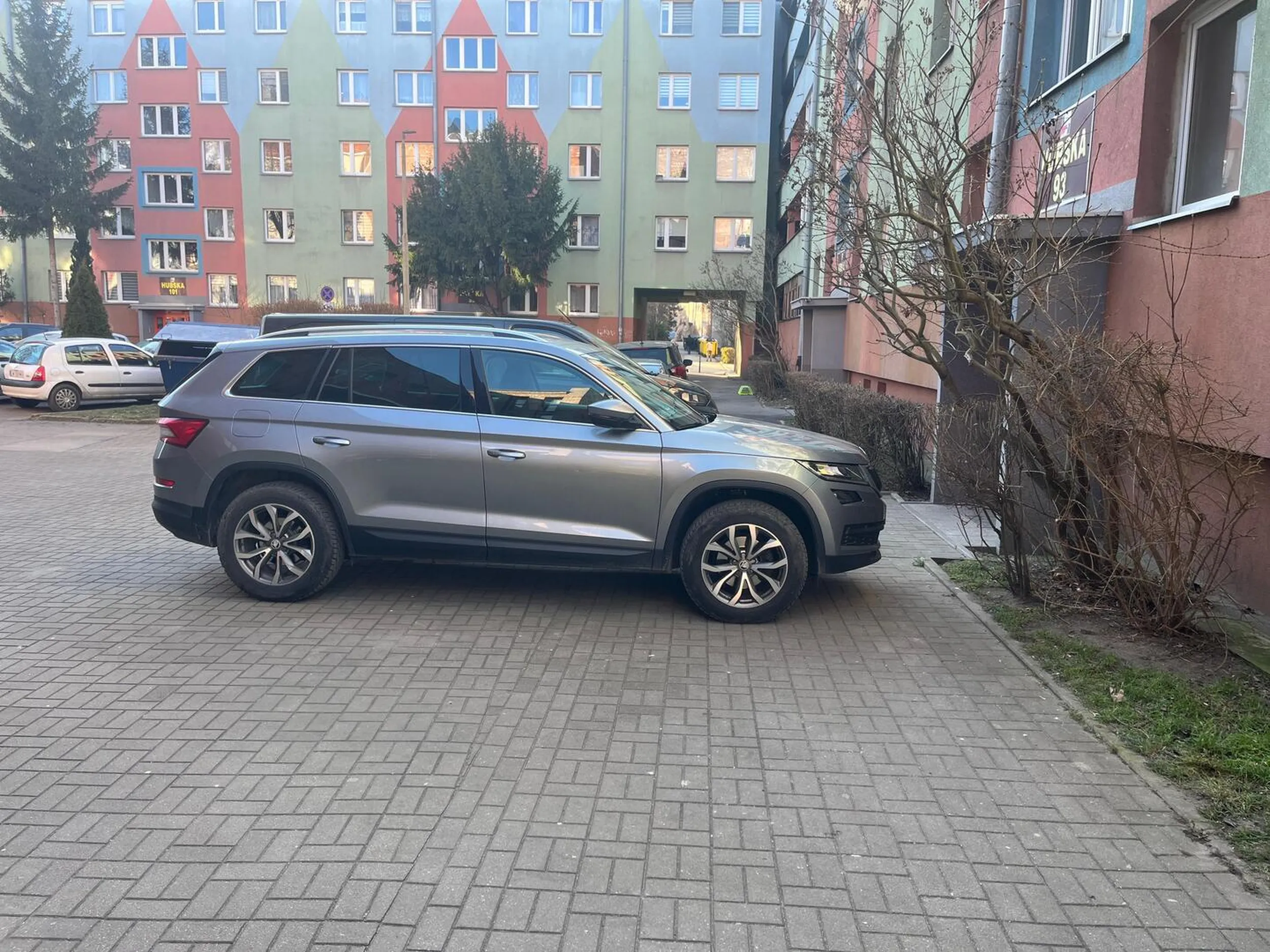 Gruby chyba ma problem nie tylko z chodzeniem. Chciał chyba wjechać do bramy żeby się nie spocić.