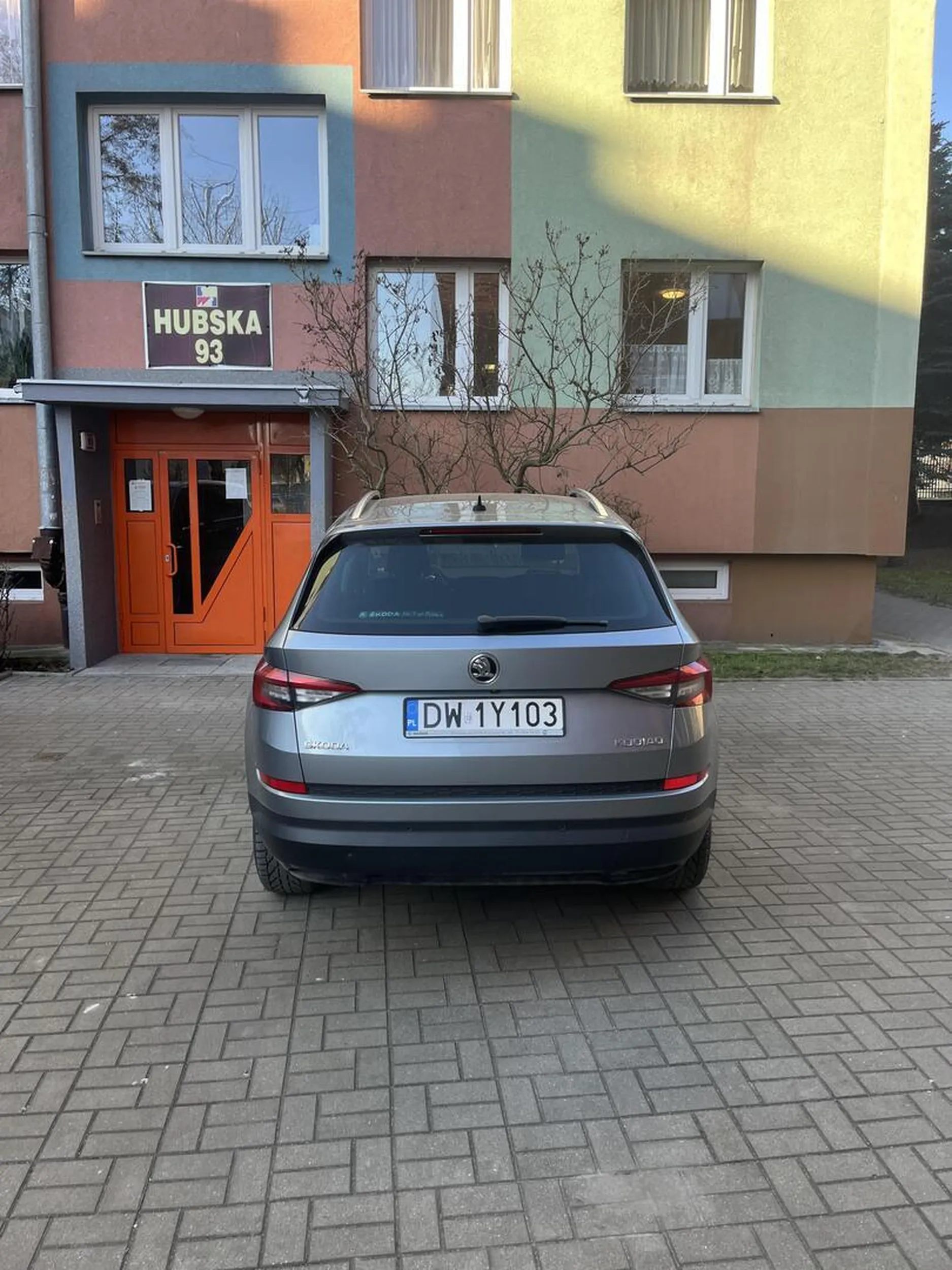 Gruby chyba ma problem nie tylko z chodzeniem. Chciał chyba wjechać do bramy żeby się nie spocić.