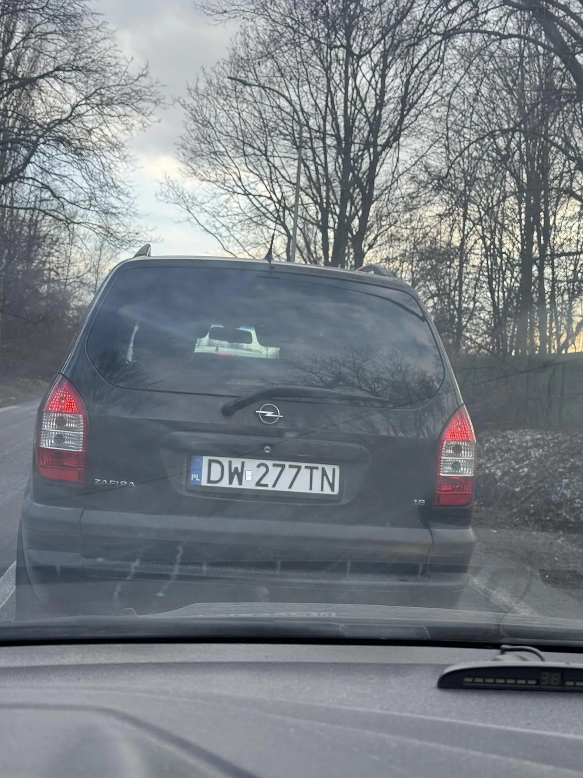 Kierowca jedzie jakby był sam na jezdni, nie patrzy na to kogo ma za sobą przed sobą utrzymuje dystans ok 500 m 1km od