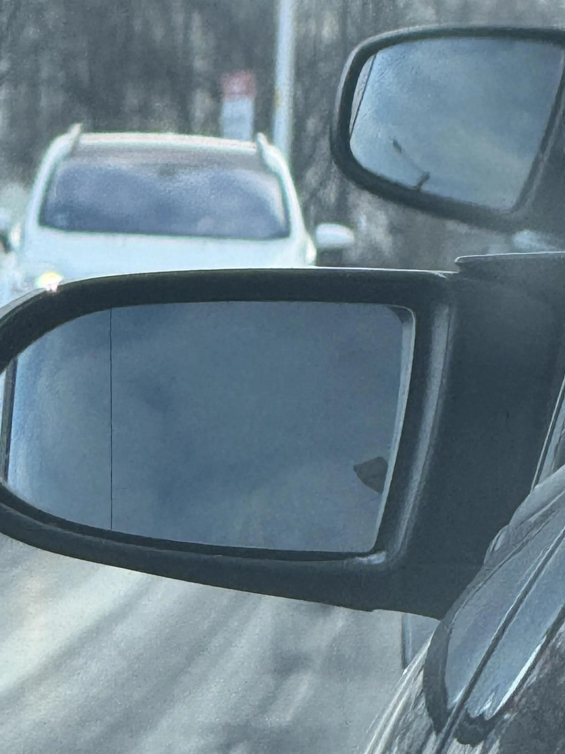 Kierowca jedzie jakby był sam na jezdni, nie patrzy na to kogo ma za sobą przed sobą utrzymuje dystans ok 500 m 1km od