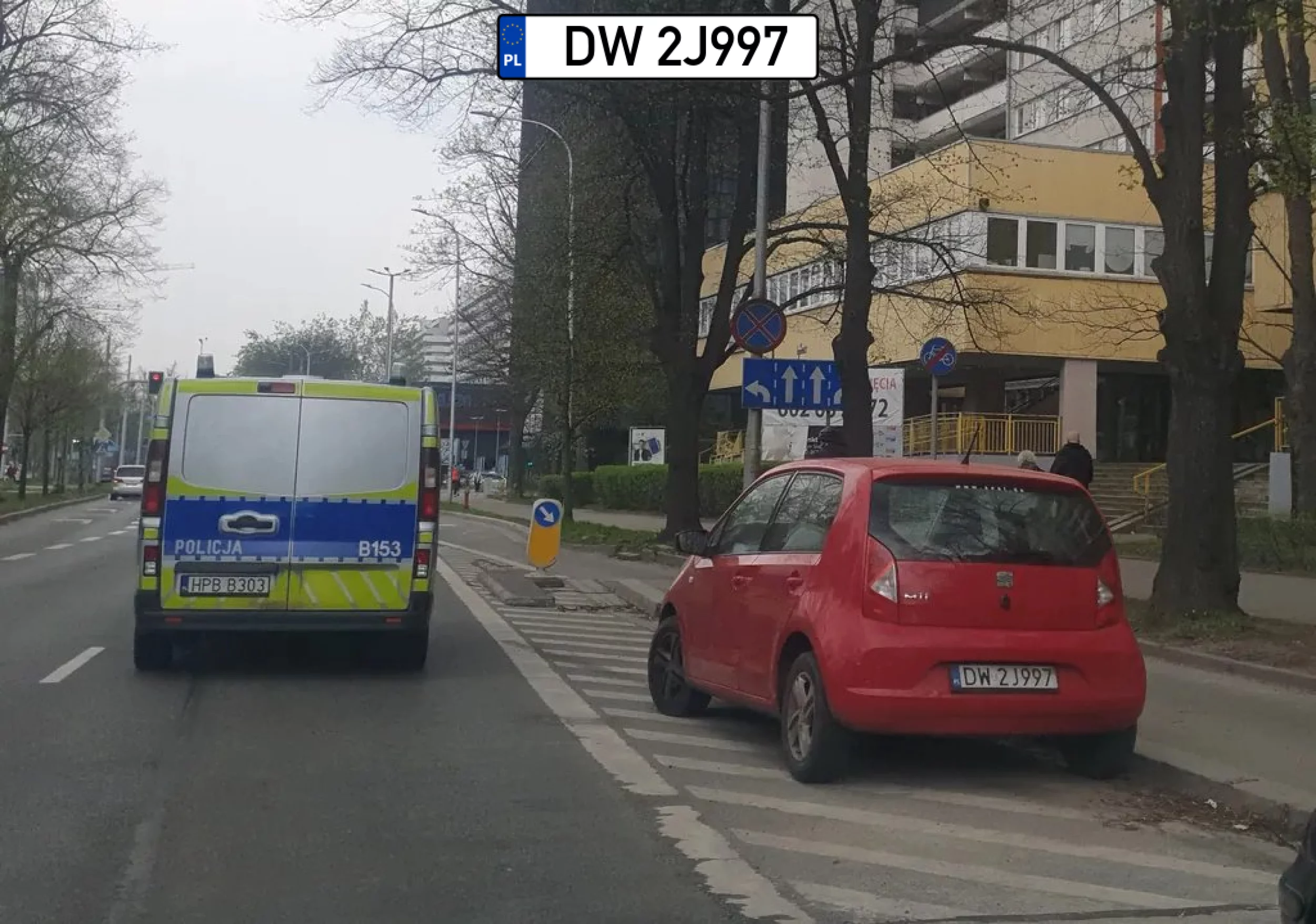 Policja jedzie i nic ale wiadomo czemu. Zobaczcie rejestracje :)