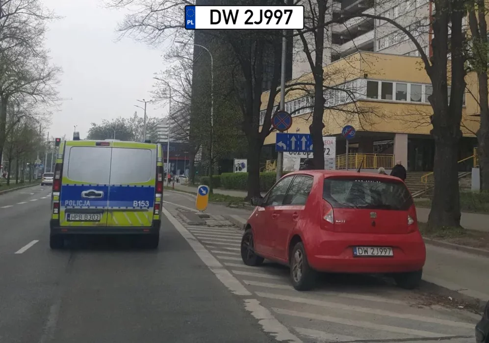 Policja jedzie i nic ale wiadomo czemu. Zobaczcie rejestracje :)