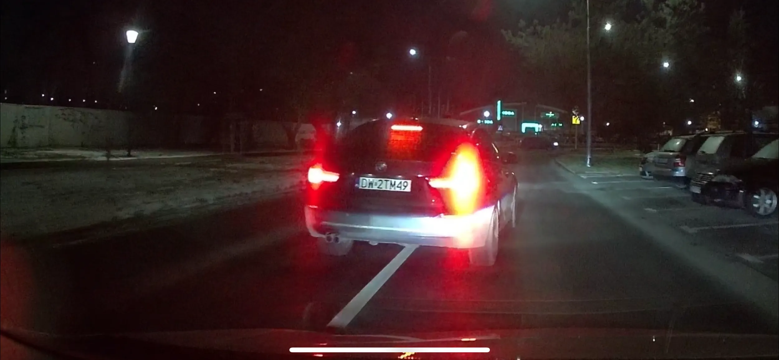 Chory psychicznie człowiek, który prowokuje do niebezpiecznych sytuacji, mruga długimi, bo mu się spieszy, a finalnie i tak zatrzymuje się, aby wyładować swoją frustrację obrażając. Jeżeli traficie na tego człowieka, radzę od razu zadzwonić na policję i mieć gaz przy sobie, bo jak widać, to nie jest jego pierwsza sytuacja.