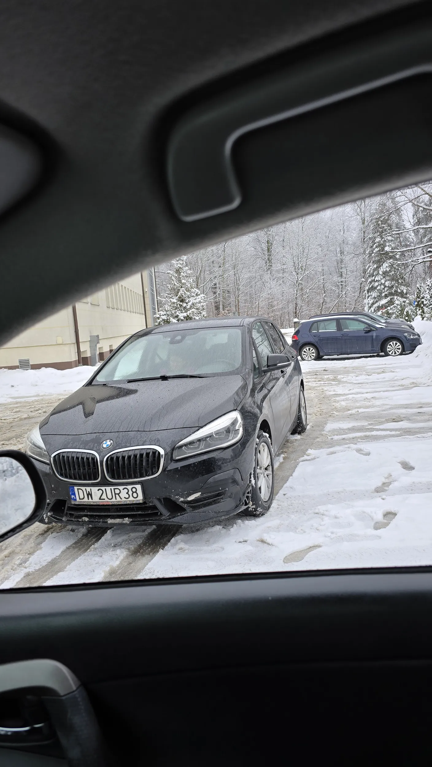 Mistrz parkowania pod US Kartuzy, gdzie nieustannie trwa walka o miejsca parkingowe. No ale Książę ma do tego prawo bo on przecież płaci podatki.