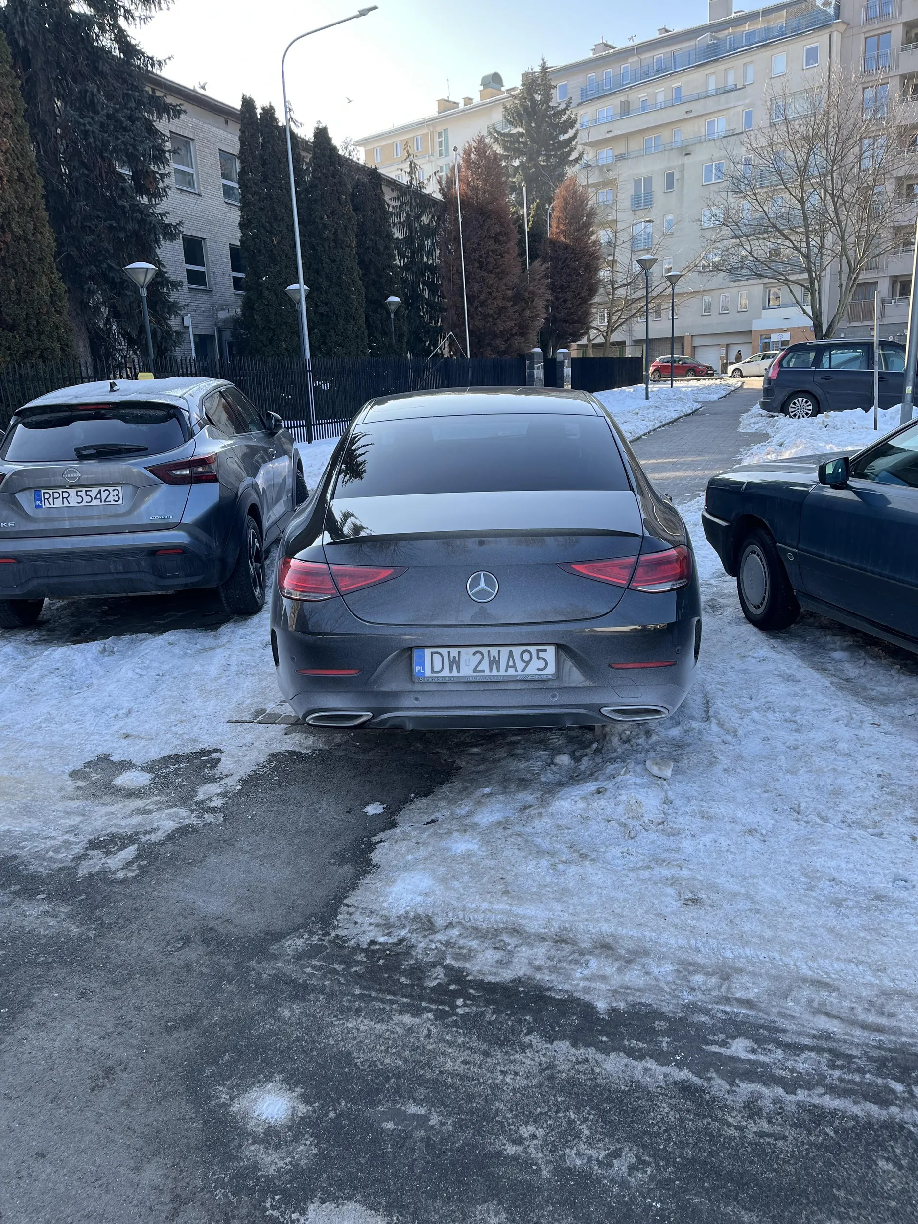 Rozumiem że jest mało miejsca parkingowego, ale również przydało by się trochę wyrozumiałości do ludzi korzystających z chodnika, pojedyncza osoba może i się jakoś zmieści, ale wózek z dzieckiem to musiał by chyba lewitować. Mam nadzieję że karma wróci. Nie pozdrawiam ?