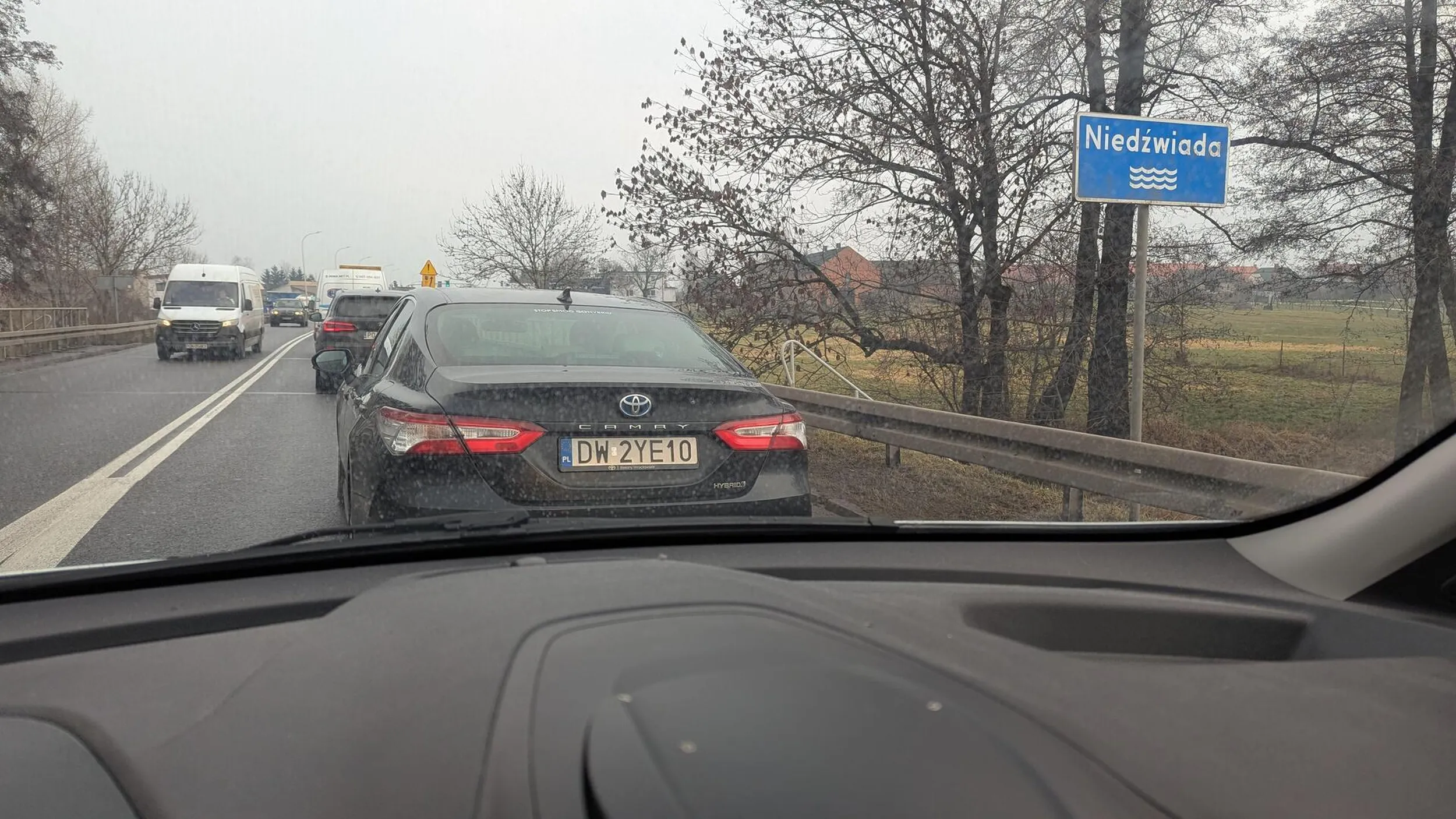 Burak do kwadratu, zajeżdża drogę, wymuszając pierwszeństwo.