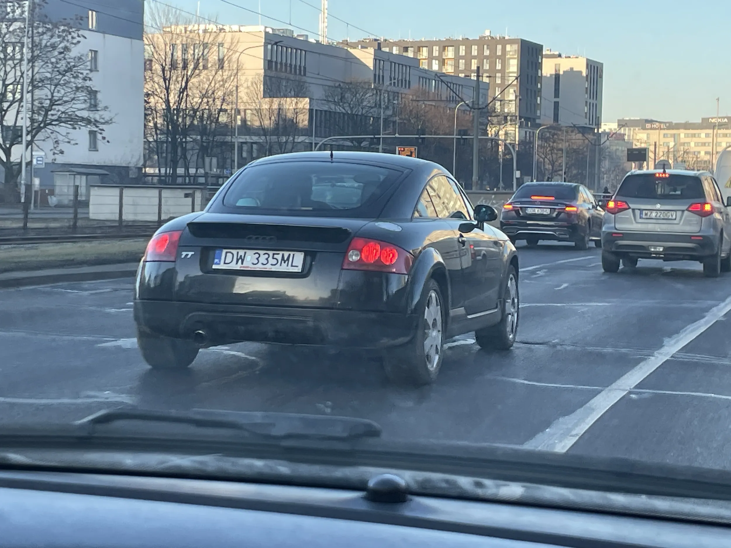 Wyprzedza na światłu, nie utrzymuje w ogóle dystansu. Wariatka za kierownicą