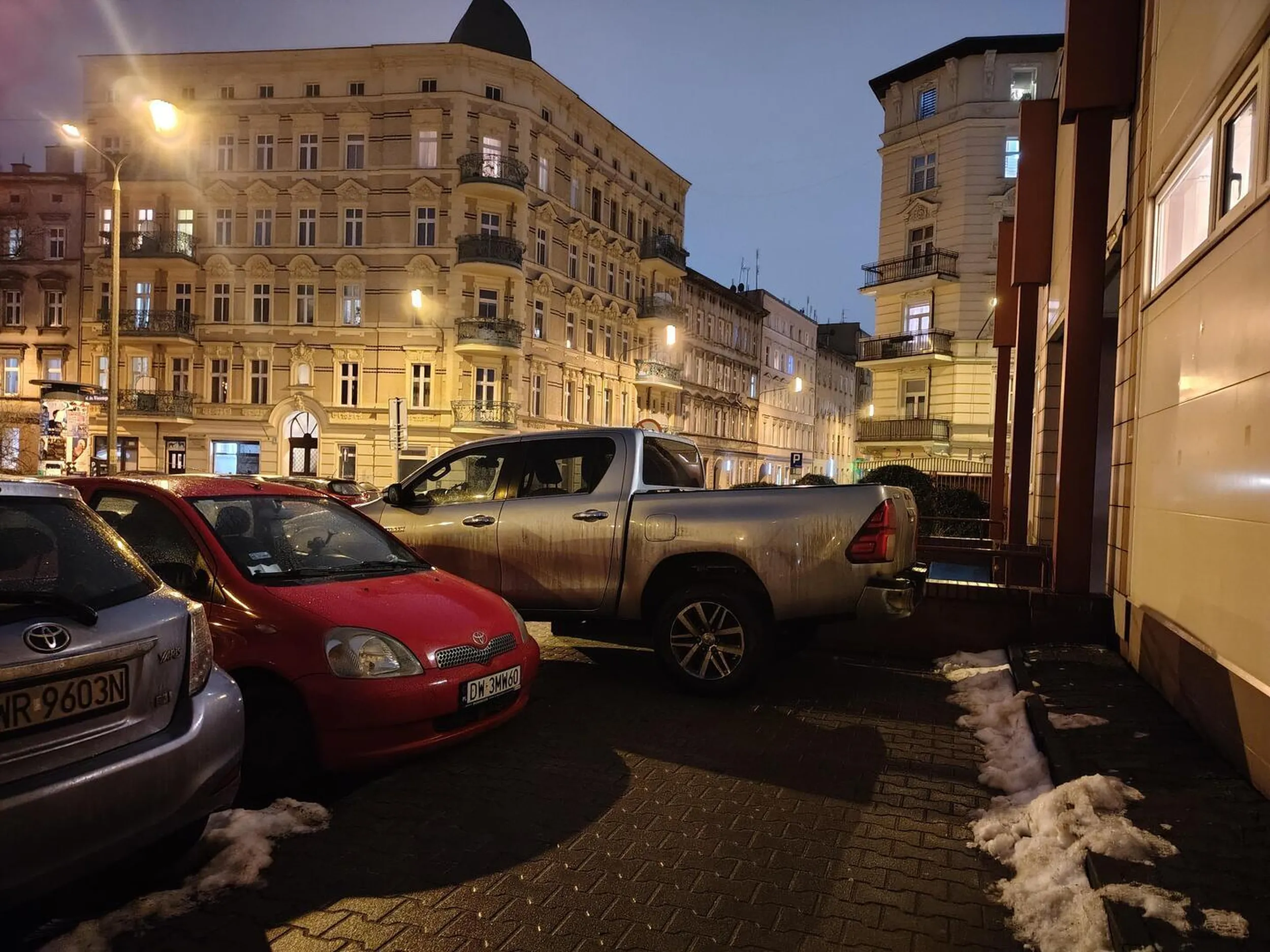 Kolego, chodnik jest do chodzenia, a parking do parkowania. Jak już Ci się to myli, to warto zostawić przejście dla matki z wózkiem. Szczególnie pod sklepem spożywczym, słabo to wyszło. Pozdrawiam cieplutko