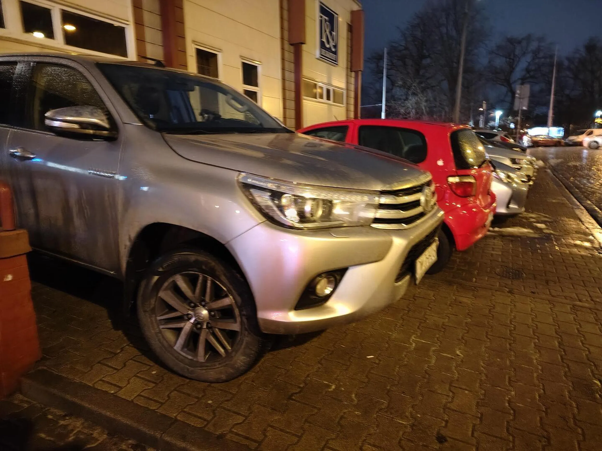 Kolego, chodnik jest do chodzenia, a parking do parkowania. Jak już Ci się to myli, to warto zostawić przejście dla matki z wózkiem. Szczególnie pod sklepem spożywczym, słabo to wyszło. Pozdrawiam cieplutko