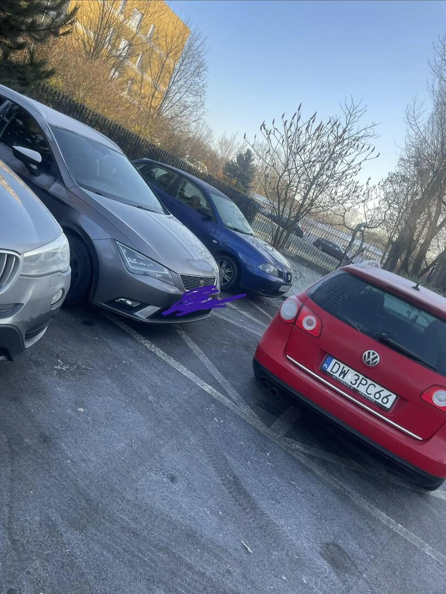 Prostak który blokuje samochody i jeszcze nie widzi w tym problemu.