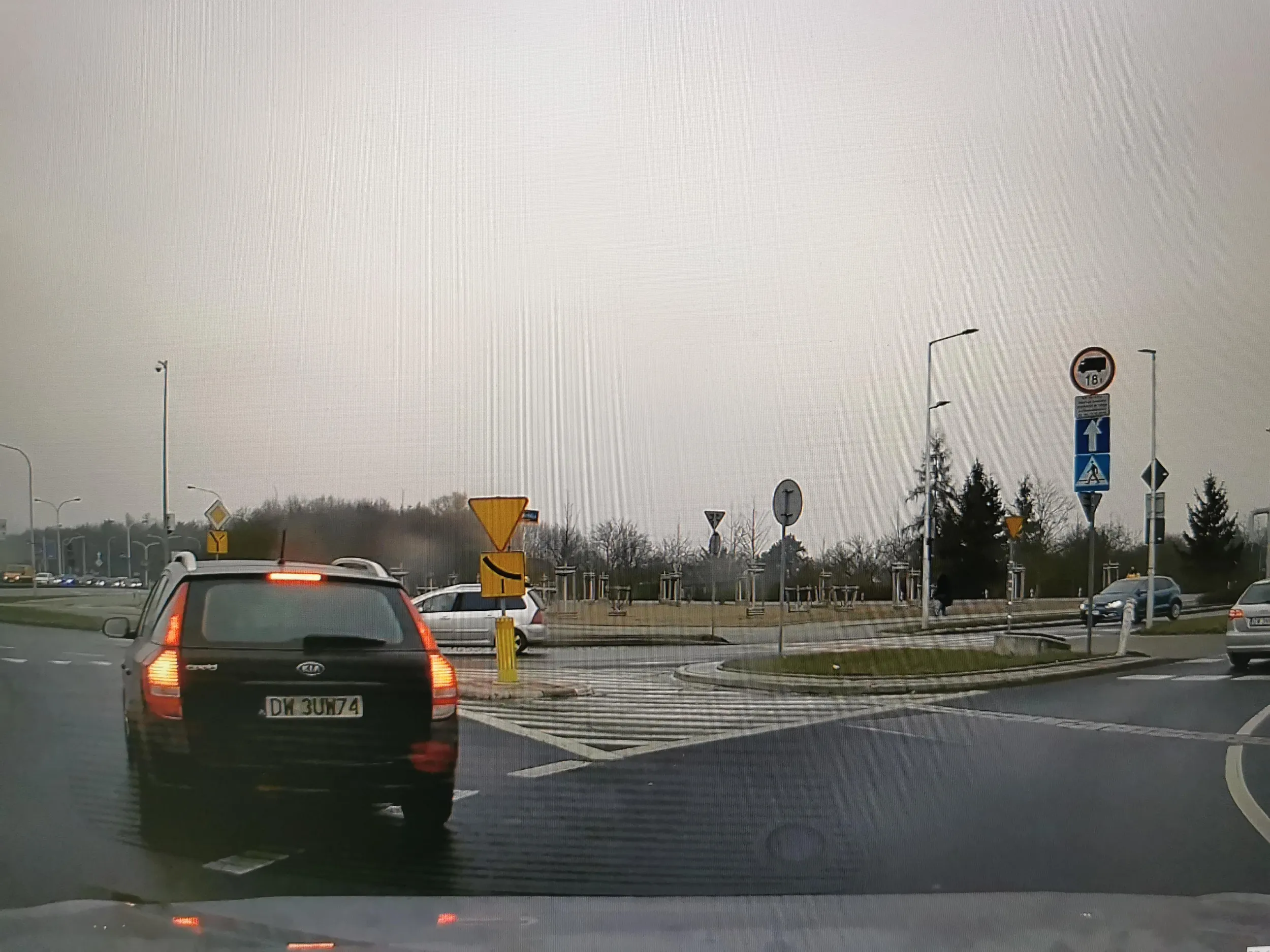 Kierujący chyba bez uprawnień...