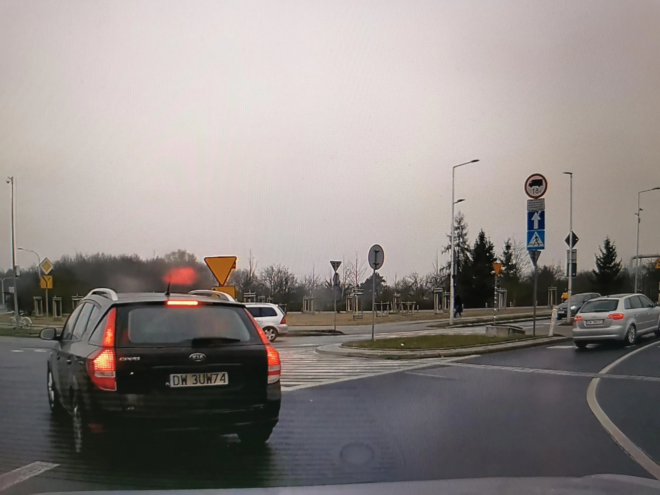 Kierujący chyba bez uprawnień...