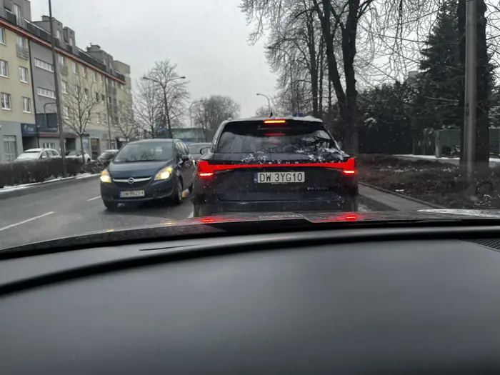 Żyjący gumę cwaniak wymuszający pierwszeństwo. Karma wraca