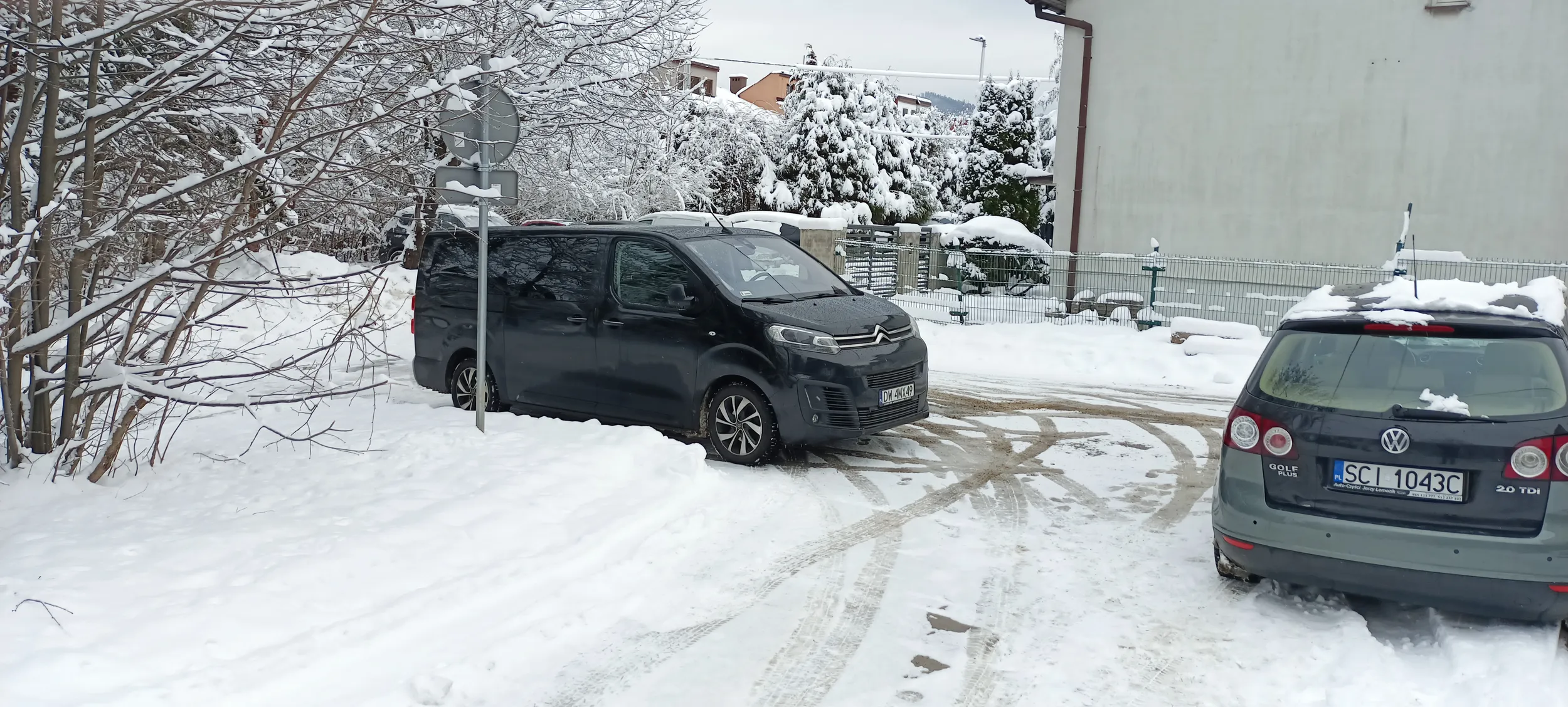 Zaparkował i sobie poszedł, a blokuje wjazd / wyjazd.