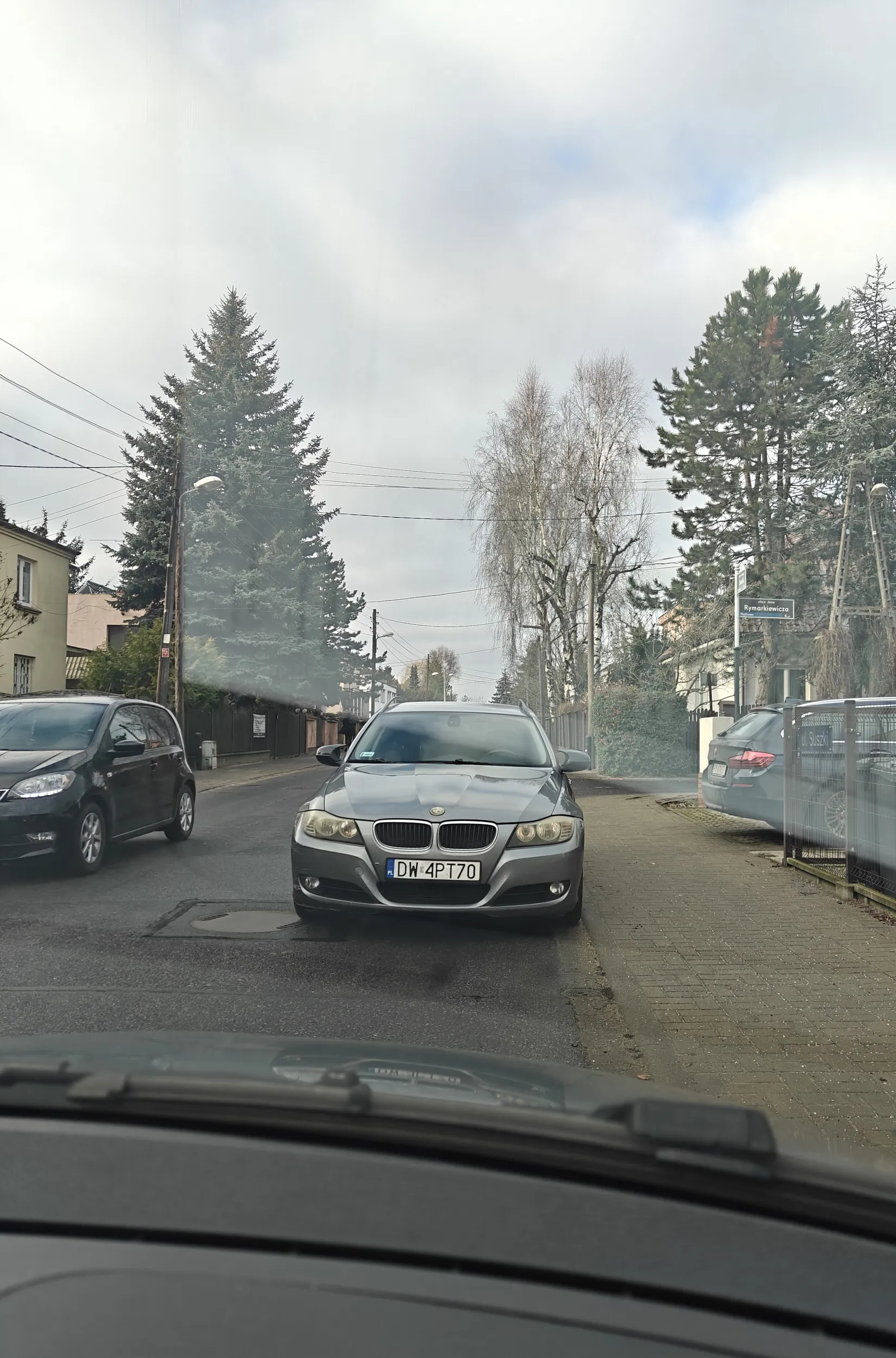 Taki oto mistrz parkowania na Suszki. Porzucił furę na wywalonym i zwęził drogę do minimum. Śmieciarka czy większe auto w życiu tu nie przejdzie. Mandat od SM by się przydał jak nic.