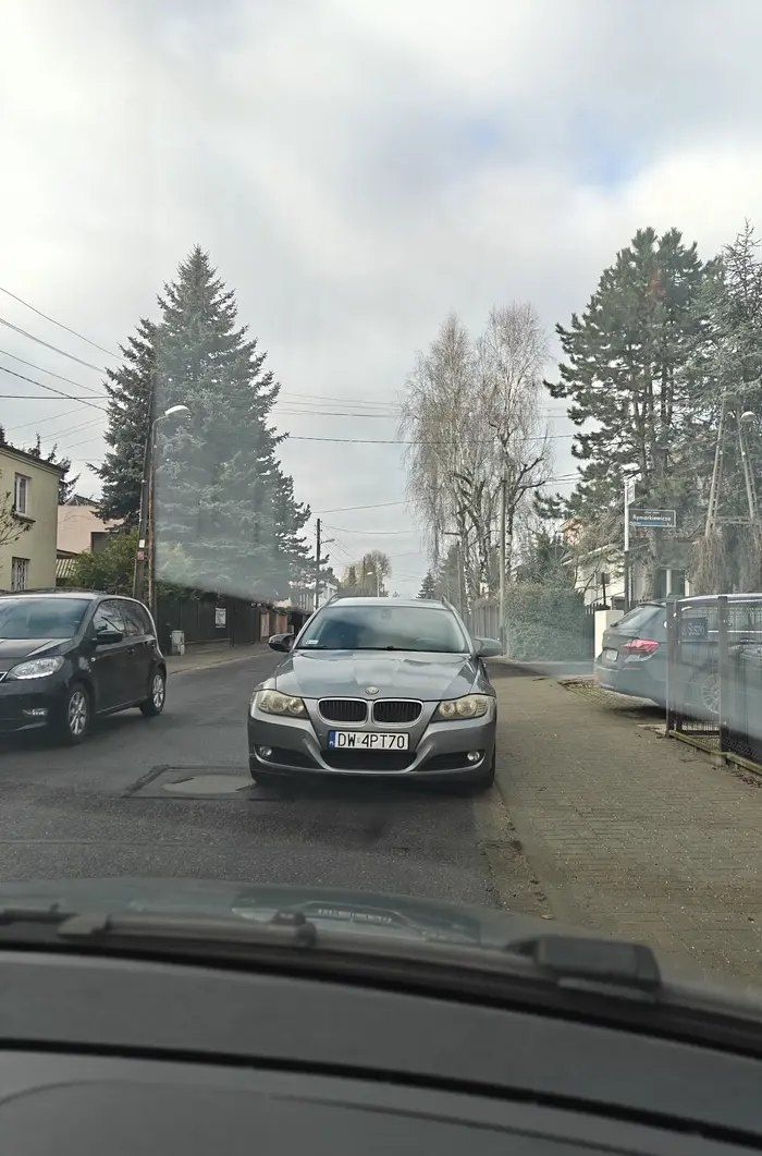 Taki oto mistrz parkowania na Suszki. Porzucił furę na wywalonym i zwęził drogę do minimum. Śmieciarka czy większe auto w życiu tu nie przejdzie. Mandat od SM by się przydał jak nic.