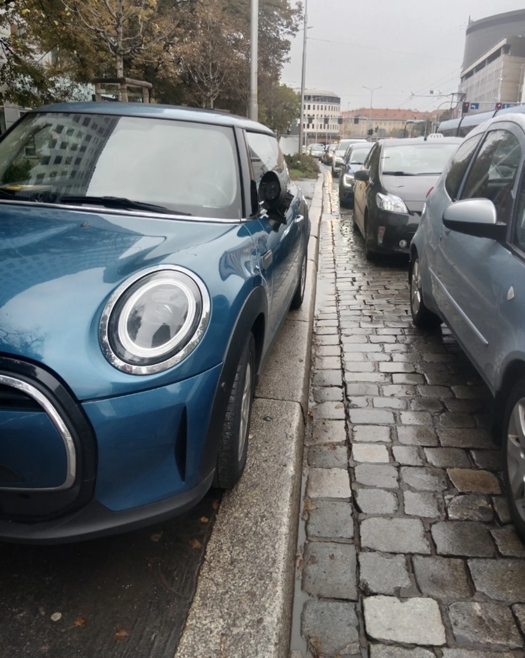Parkowanie na zakazie,totalny brak rozumu,kolizja z autobusem  na własne życzenie...brawo ??