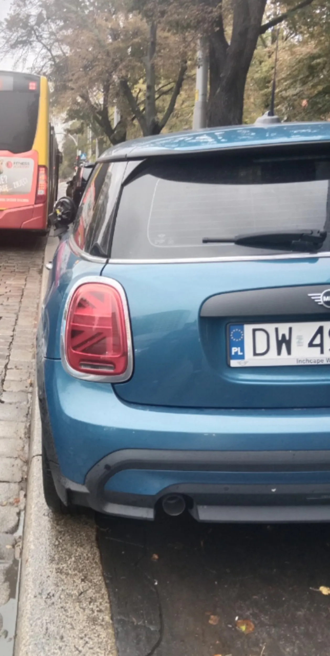 Parkowanie na zakazie,totalny brak rozumu,kolizja z autobusem  na własne życzenie...brawo ??