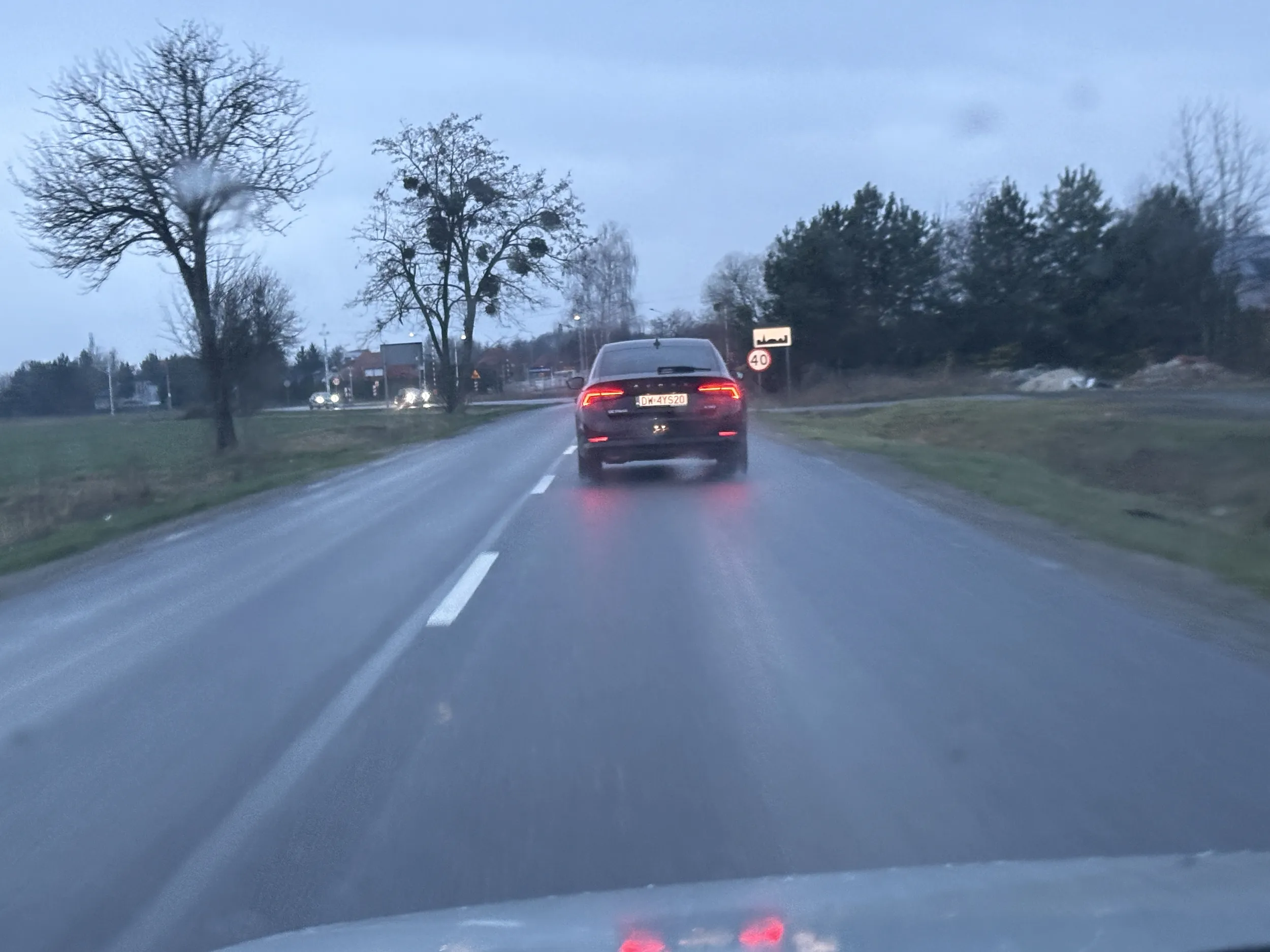 Wymuszanie odszkodowania ,wielokrotne przekraczanie prędkości i tamując ruch darcie się przez szybę (może on z nią rozmawiał) nie wiem UWAŻAJCIE NATEGO GOŚCIA !!!