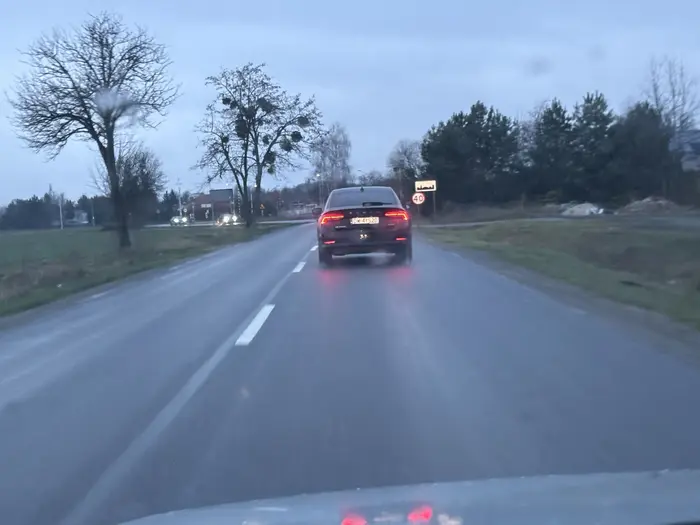 Wymuszanie odszkodowania ,wielokrotne przekraczanie prędkości i tamując ruch darcie się przez szybę (może on z nią rozmawiał) nie wiem UWAŻAJCIE NATEGO GOŚCIA !!!