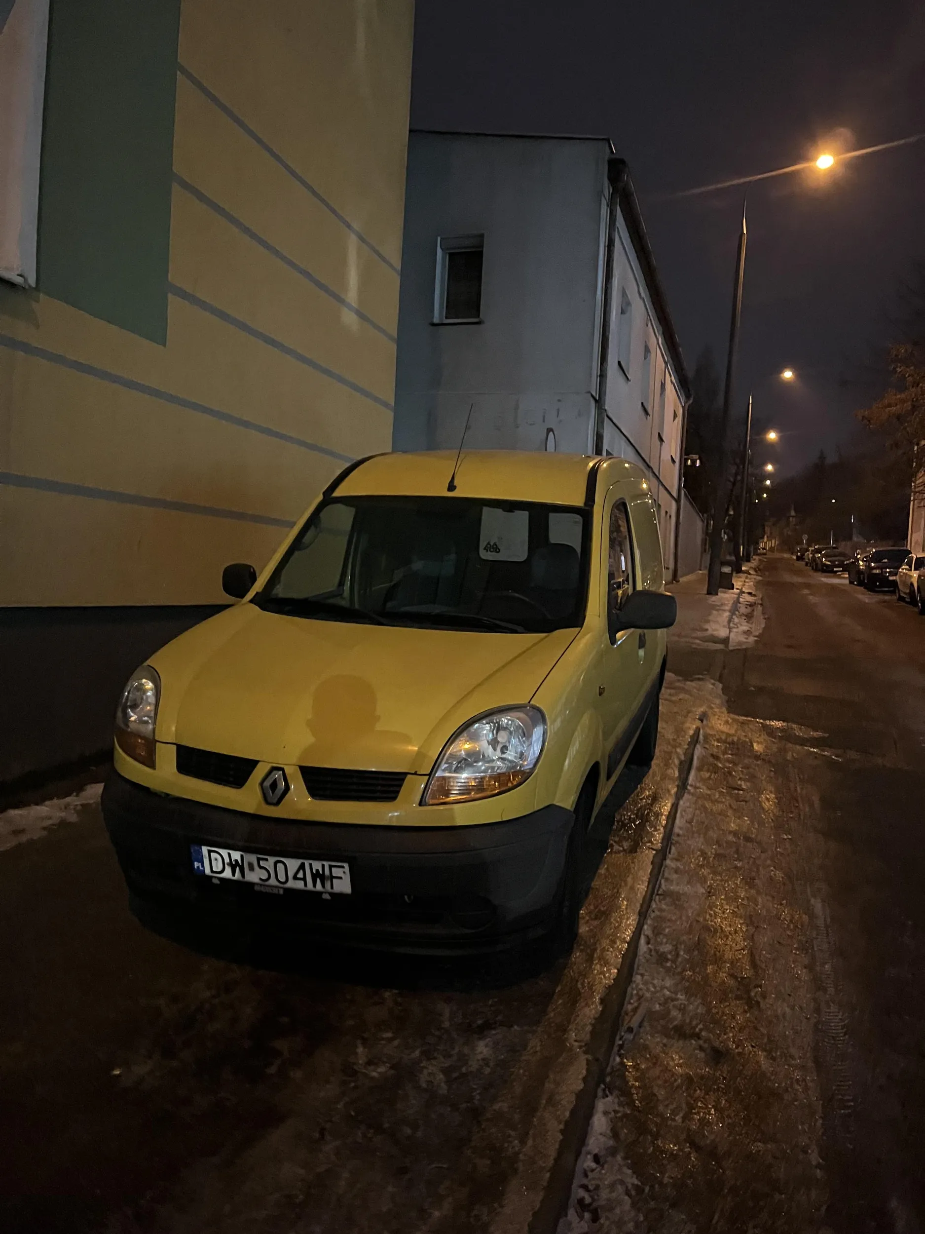 Zakaz parkowania po tej stronie drogi — to po pierwsze. Po drugie, jeśli we Wrocławiu parkują na całym chodniku, to w Gorzowie — NIE!!! Przyjechałeś w gości — zachowuj się kulturalnie!!!