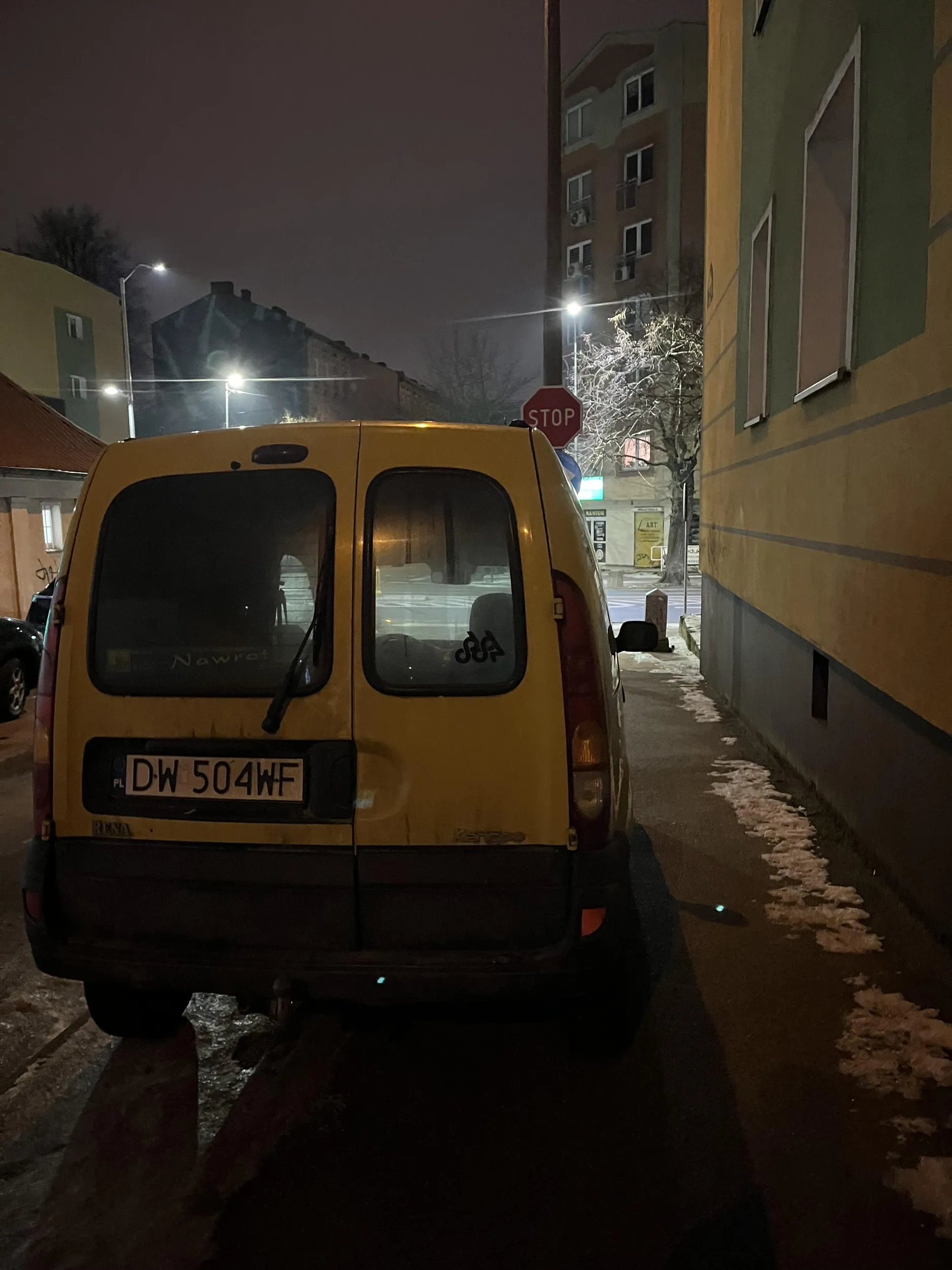 Zakaz parkowania po tej stronie drogi — to po pierwsze. Po drugie, jeśli we Wrocławiu parkują na całym chodniku, to w Gorzowie — NIE!!! Przyjechałeś w gości — zachowuj się kulturalnie!!!