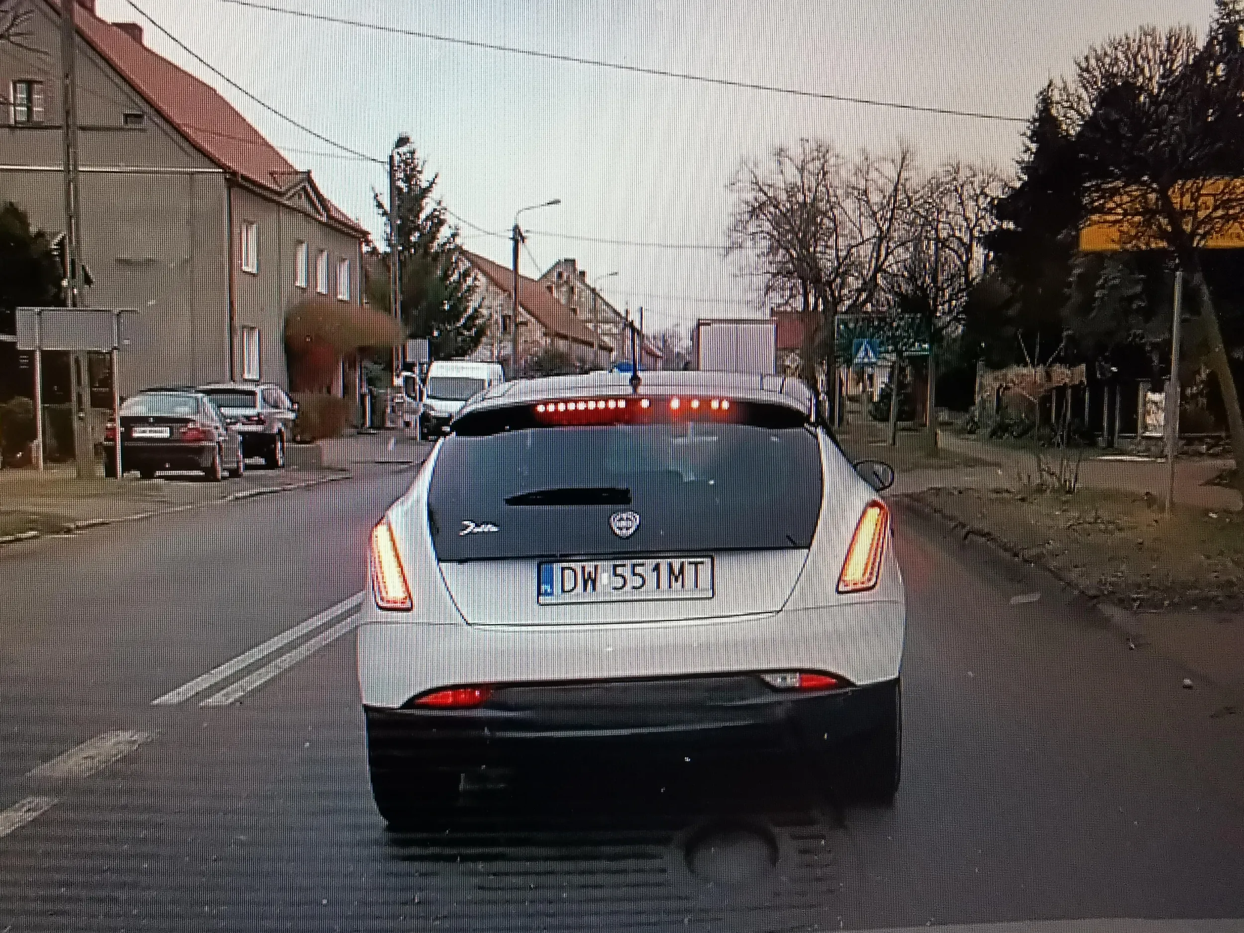 Nie wirm czy byl pijany czy siedział na telefonie jak 50% prowadzących pokazd5bo kierowcami nazwać ich nir można, ale ten typ... Hamuje bez powodu, jeździ od lewej do prawej..