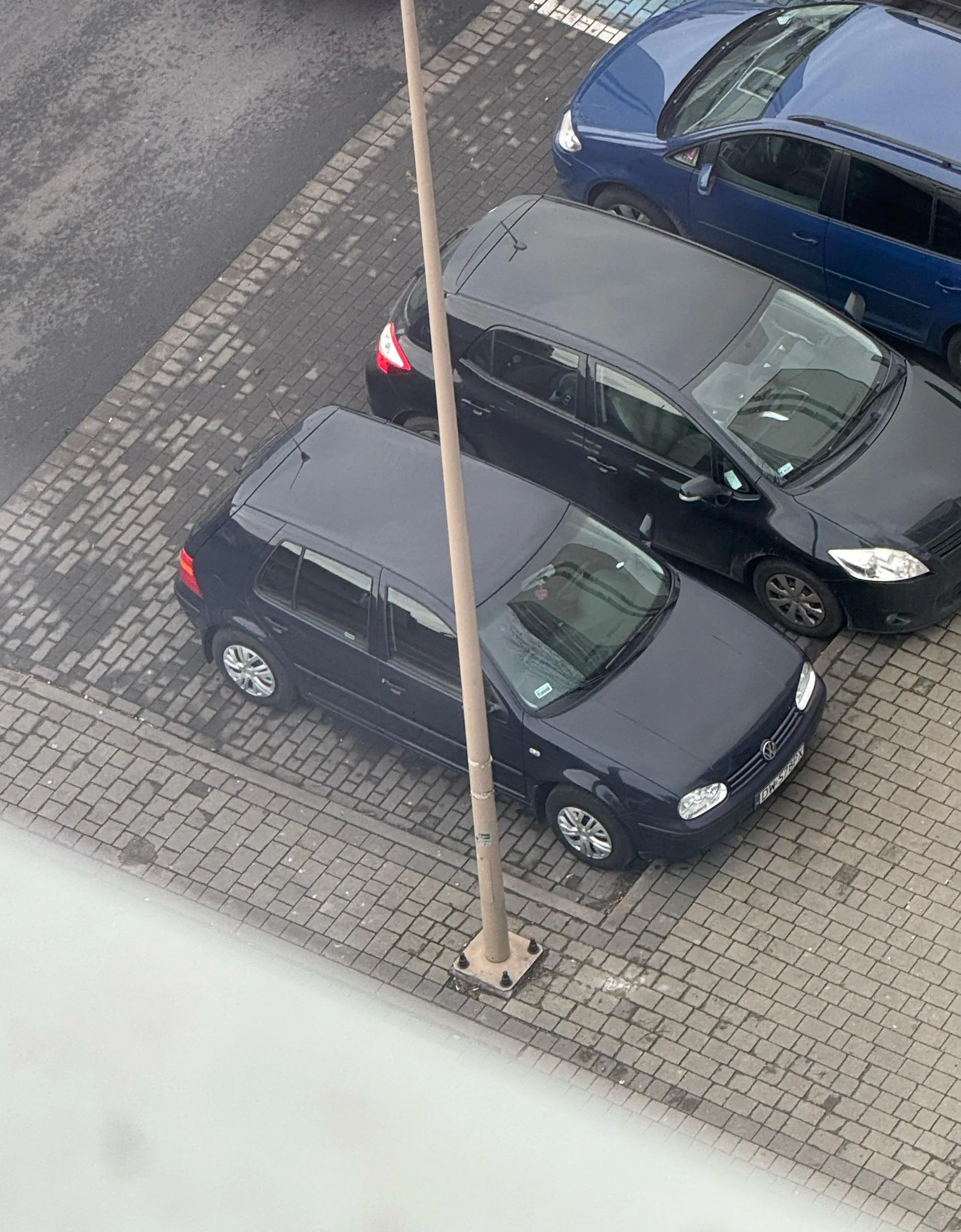 Baba która nie potrafi równo parkować przy czym bezczelnie uderza w drzwi bo jej mało miejsca. Polecam zmienić okulary bo te co nosi raczej słabe