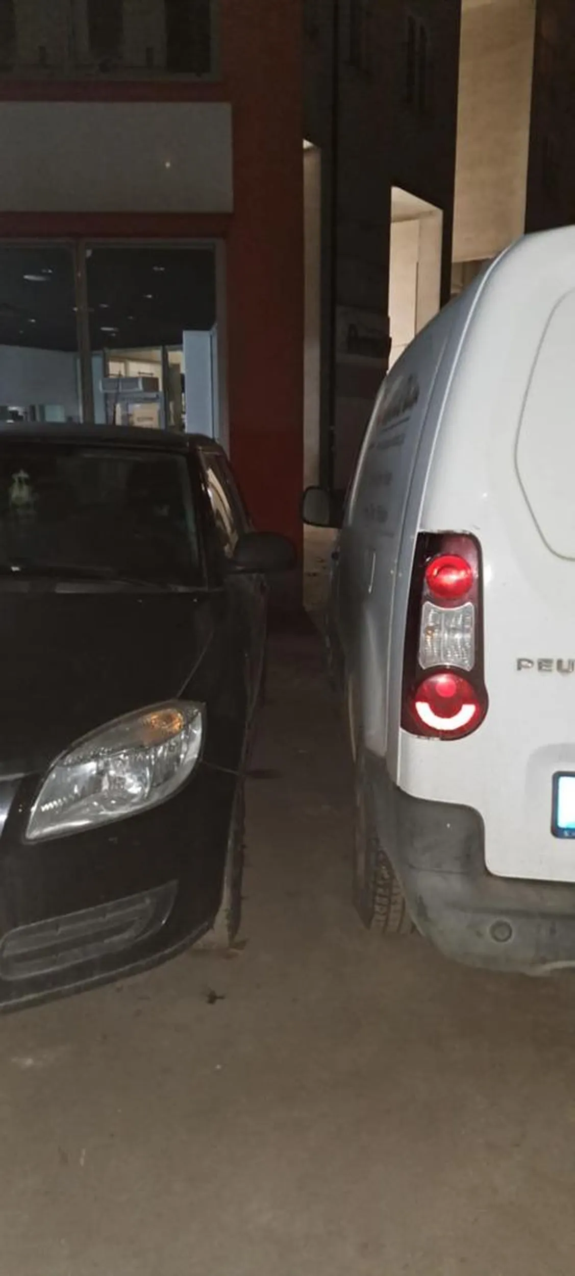 Typ zaparkował tak, że nie było możliwości wejścia do pojazdu. Zastanawia mnie tylko jak on wysiadł. W każdym razie szanuje za zdolności akrobatyczne przydatne przy wysiadaniu ale nie za intelektualne przydatne do jazdy.