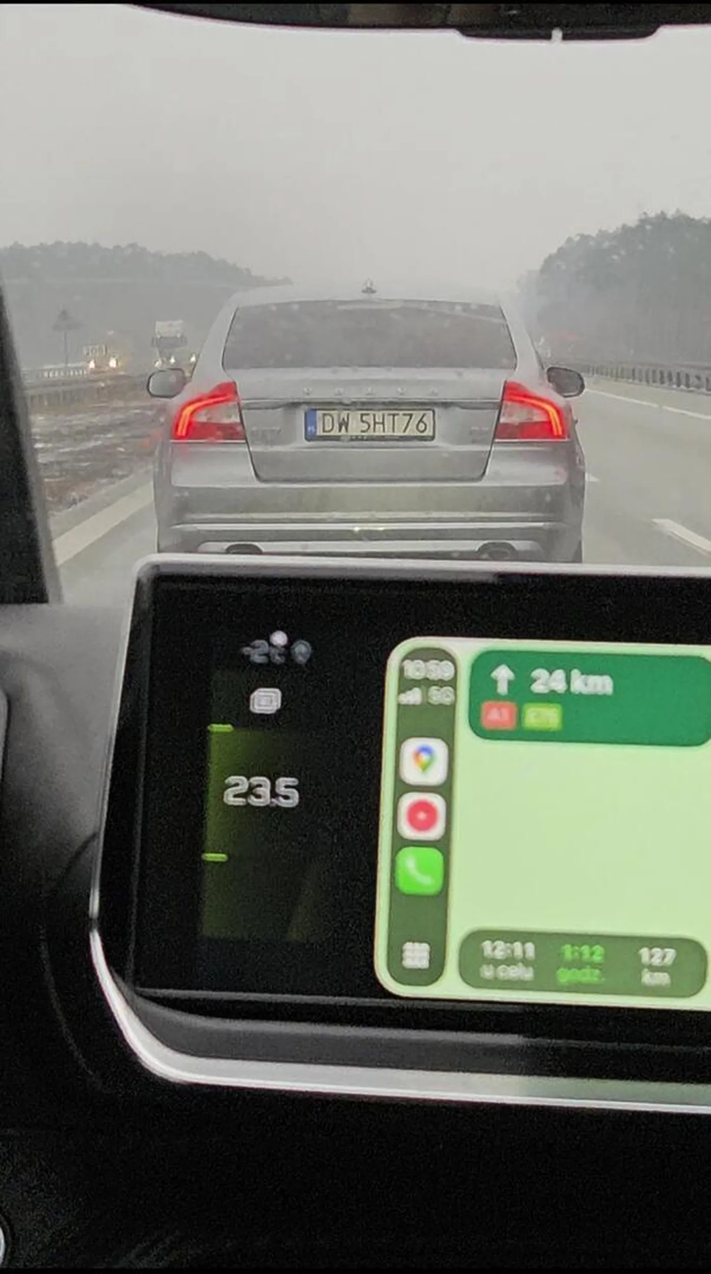 Stwarza realne zagrożenia, wyprzedza, zajeżdża drogę na S8, hamuje po czym przyspiesza przy wyprzedzaniu. Mam nagranie ?