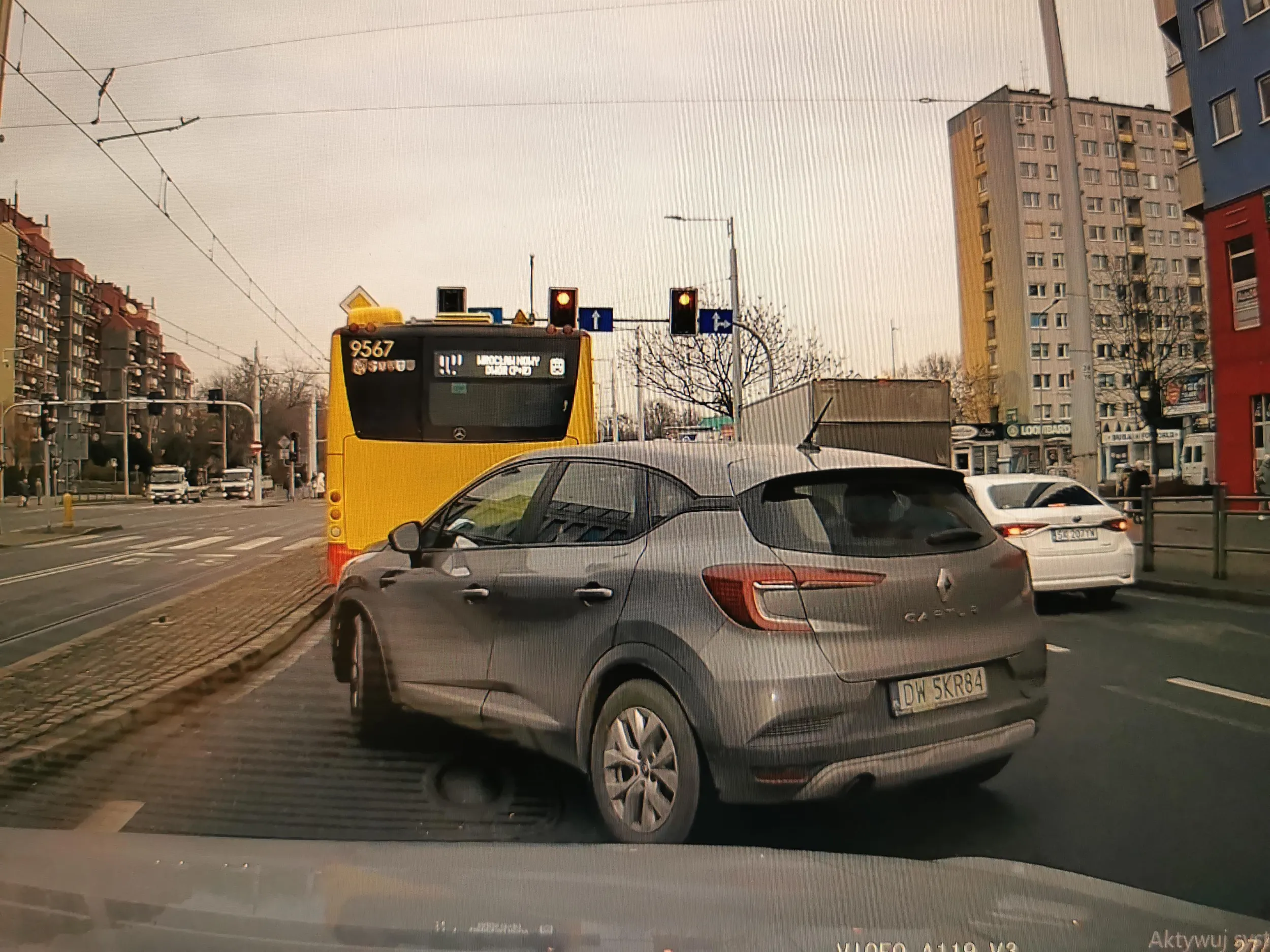 Takie osoby powinny ponowić naukę jazdy... Jak można mieć takie auto i nie potrafić wjechać w swój pas??? Przecież tam jest wspomaganie działające na jeden palec. Pas zablokowany bo baba nie potrafi kierownicy skręcić i dojechać do krawężnika.