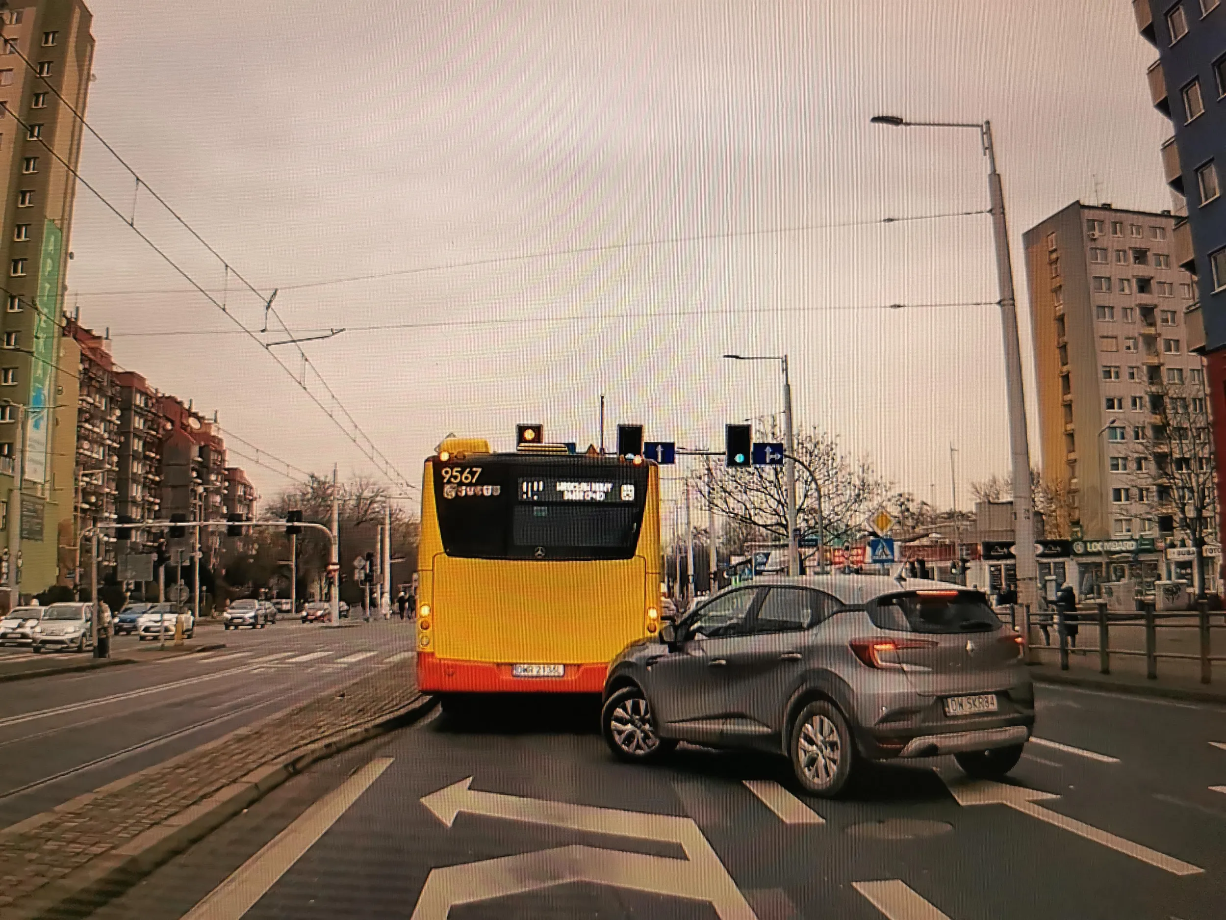 Takie osoby powinny ponowić naukę jazdy... Jak można mieć takie auto i nie potrafić wjechać w swój pas??? Przecież tam jest wspomaganie działające na jeden palec. Pas zablokowany bo baba nie potrafi kierownicy skręcić i dojechać do krawężnika.