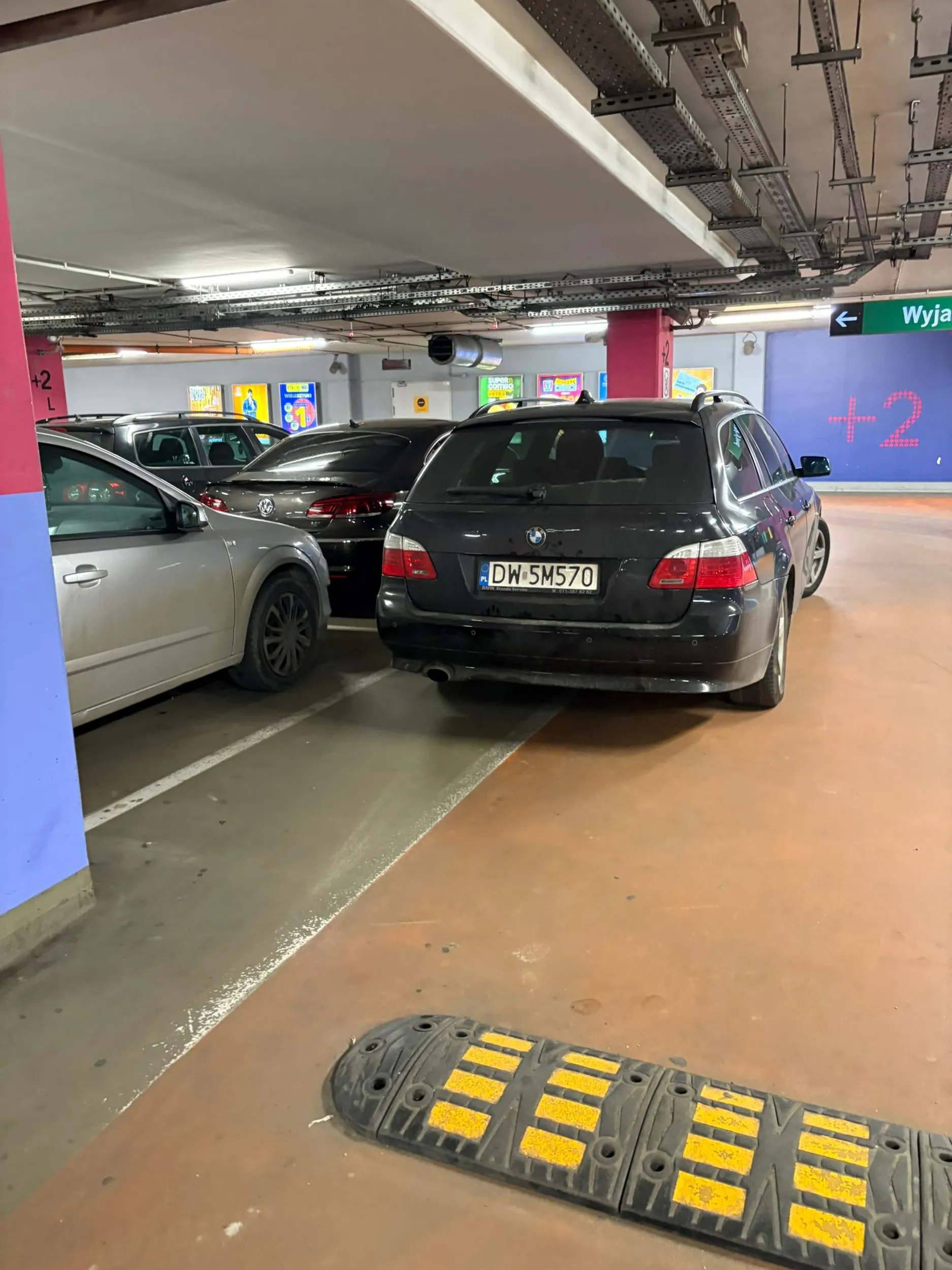 Tak typ parkuje na parkingu w galerii
