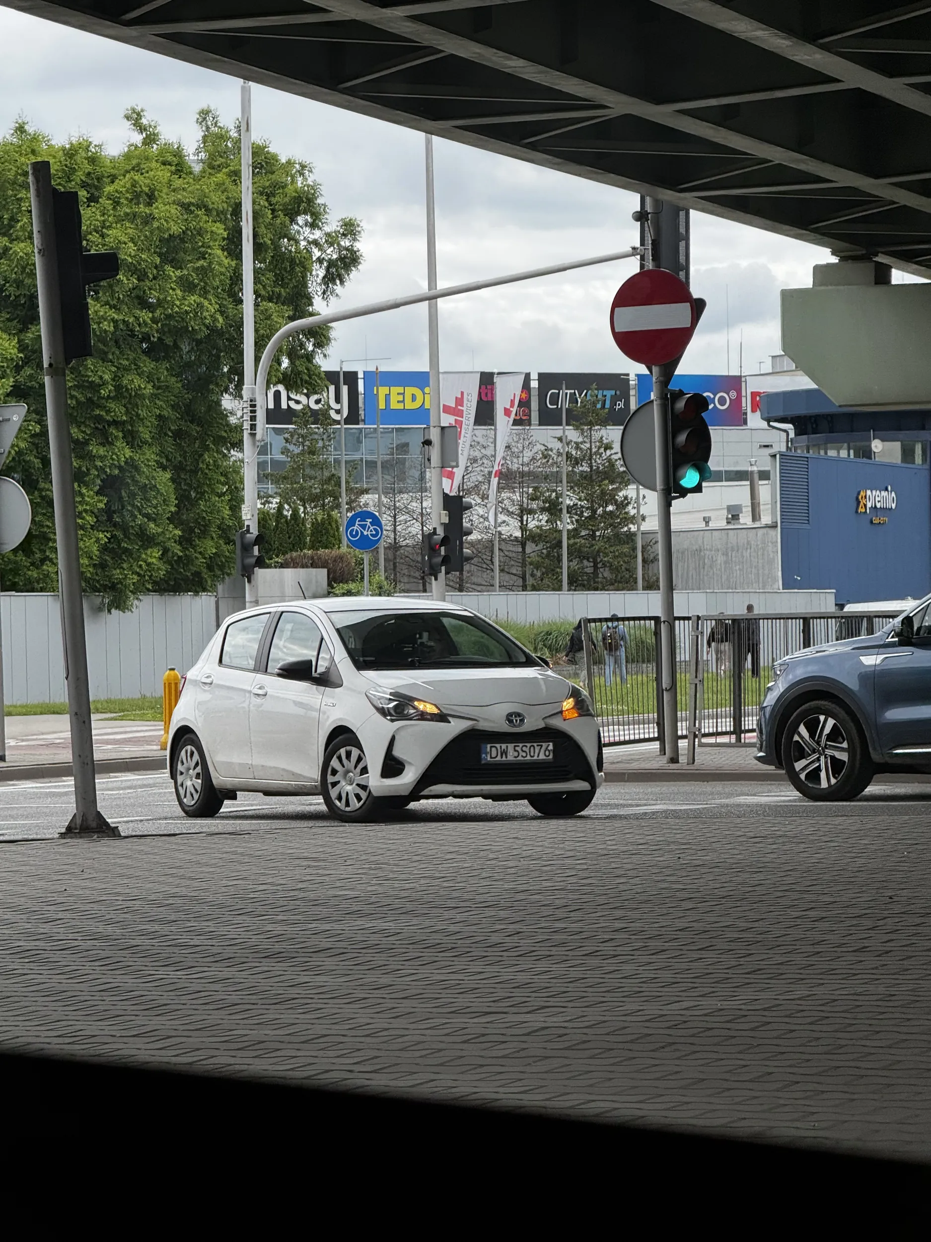 Kierowca tego auta pojechał pod prąd na rondzie