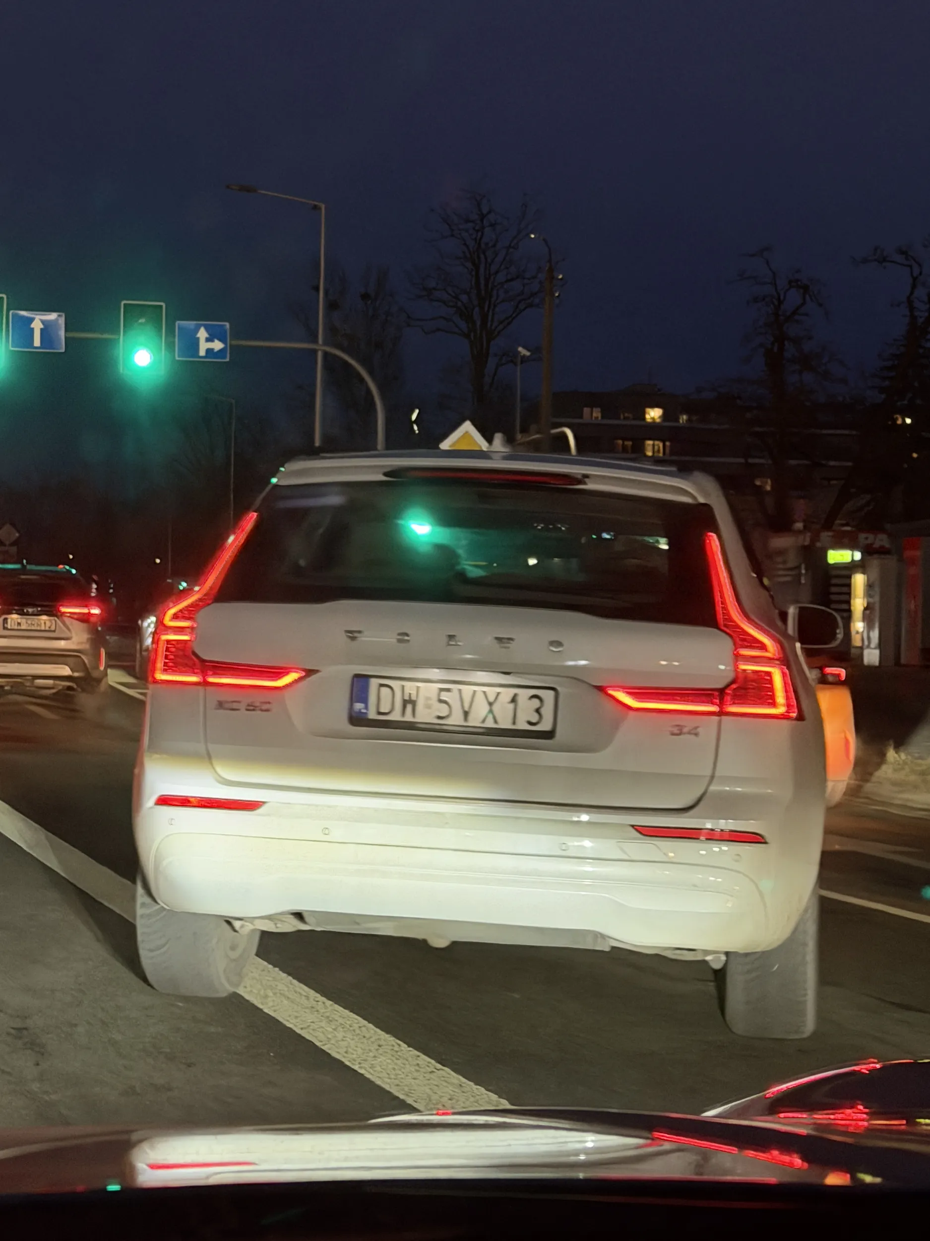 Totalny debil, skrzyżowanie Borowskiej i Dyrekcyjnej - dzban przelatuje na czerwonym na pełnej piździe pomiędzy autami który ruszyły, ledwo mijając ludzi na przejściu za skrzyżowaniem. Jak jesteś sfrustrowany w walentynki, to zwal konia w tym twoim Volvo, które opchnęli ci jak premium.