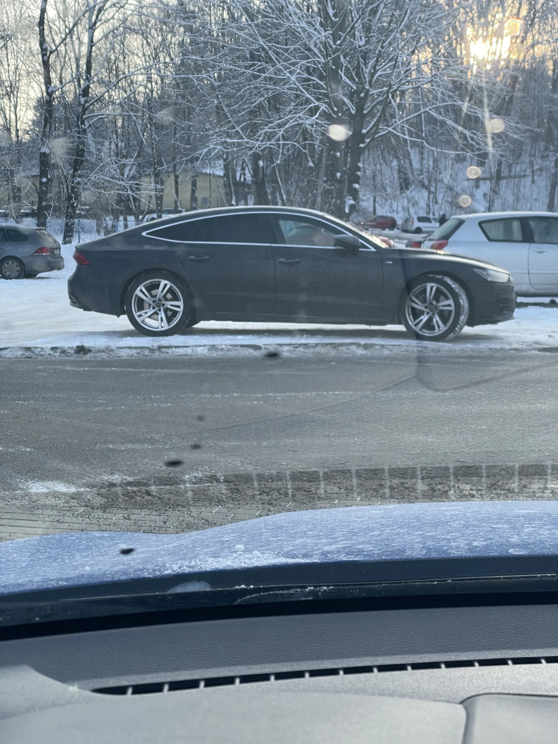 Kierowca parkuje na samym środku wjazdu na parking, bo mówi, że go stać jeżdżąc autem tatusia w kredycie