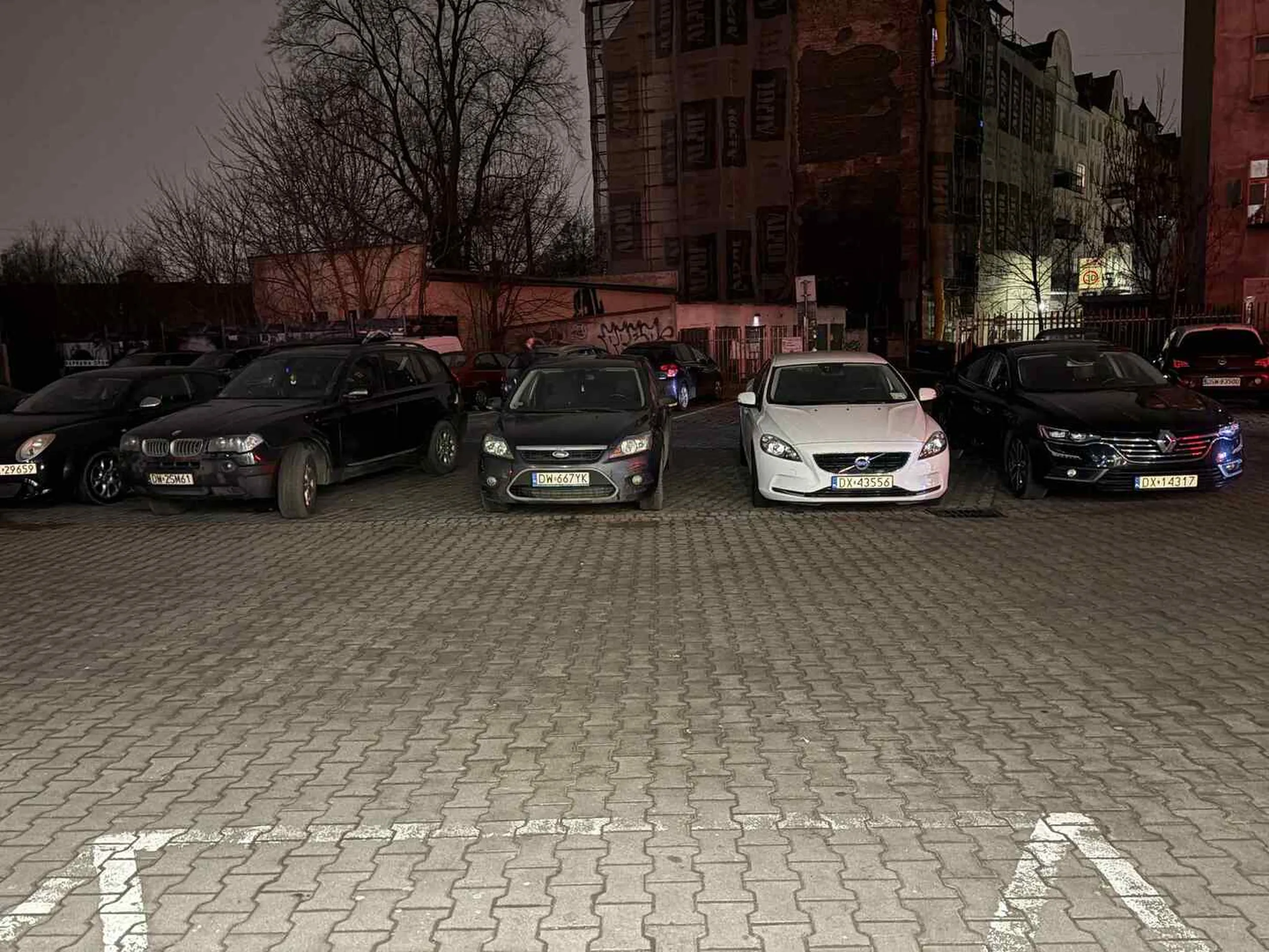 Najchętniej wjechałby do sklepu, naucz się parkować w wyznaczonych miejscach a nie tam gdzie masz ochotę