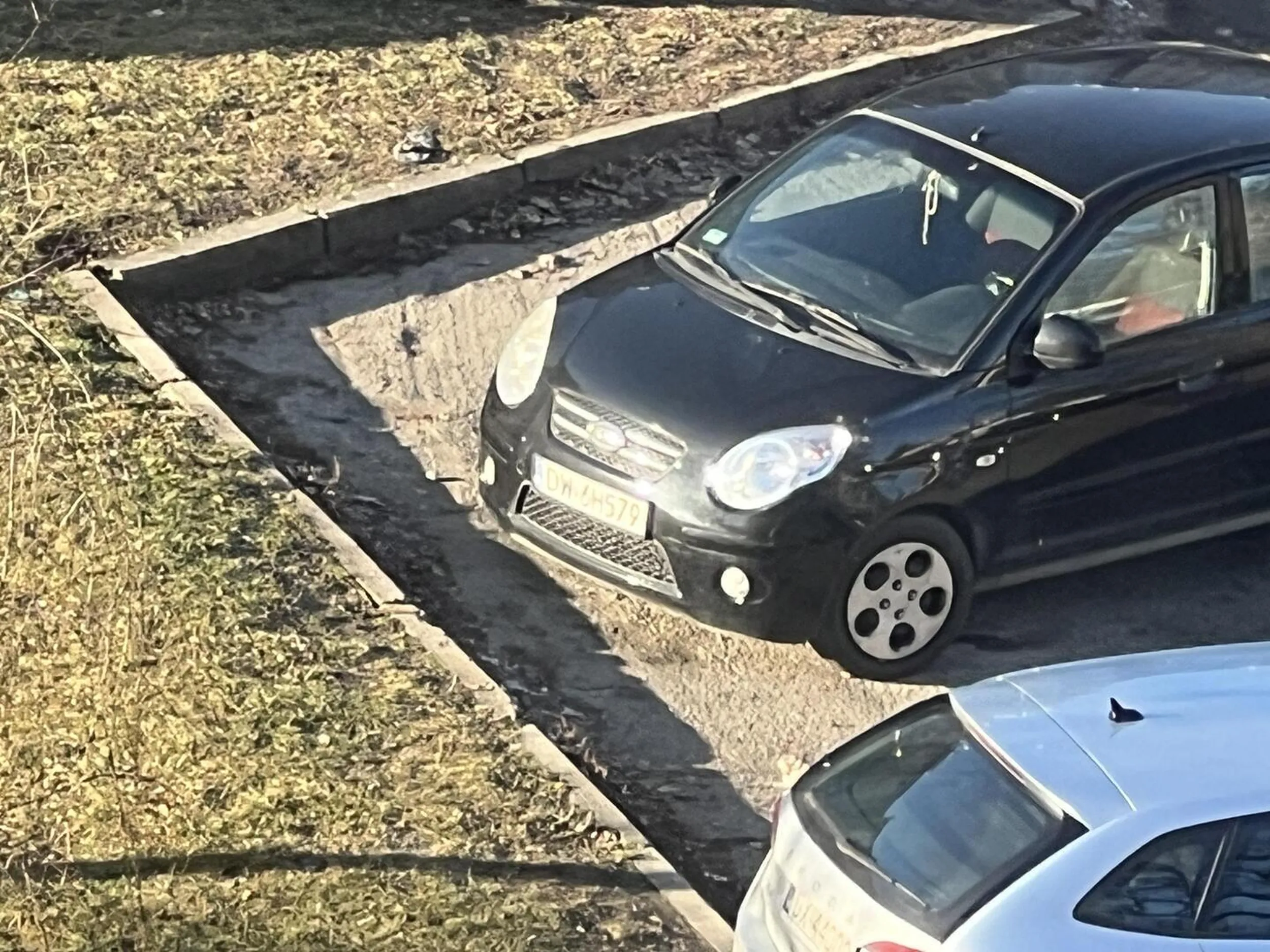 Naucz sie parkowac i nie zajmuj dwoch miejsc takim pierdkiem