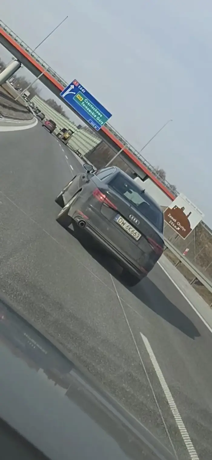 Miałem dzisiaj NIEprzyjemność "spotkać" się z kierowcą na A1 w kierunku Łodzi. Godzina po 14:00 jadąc prawidłowo trzymając odstęp bezpieczny od poprzedzający pojazd wymijaliśmy samochody ciężarowe jadąc lewym pasem a Pan z Audi prawym pasem jadąc wepchnął się między mnie a poprzedzający pojazd gdzie wymusił na mnie hamowanie. Użyłem klaksonu co bardzo go widocznie uraziło. Później mnie blokował. Żałuję że nie posiadam samochodowej ale na dniach zakupie. Nie jestem zwolennikiem "donoszenia" ale ewidentnie kwirowca z Audi ma problem ze sobą może jakieś badania ? Wstawiam zdj kiedy próbował mnie blokować byle ?‍♂️ CHŁOPIE LECZ SIĘ !