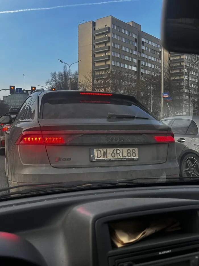 Pala jeździ jak typowy kierowca kałdi. Przepuszczczalem straż pożarną a ten bezmózg stwierdził, że pojedzie sobie za nimi i prawo doprowadził do kolizji. Jego wytłumaczenie było takie, że spieszył się do chłopaka.