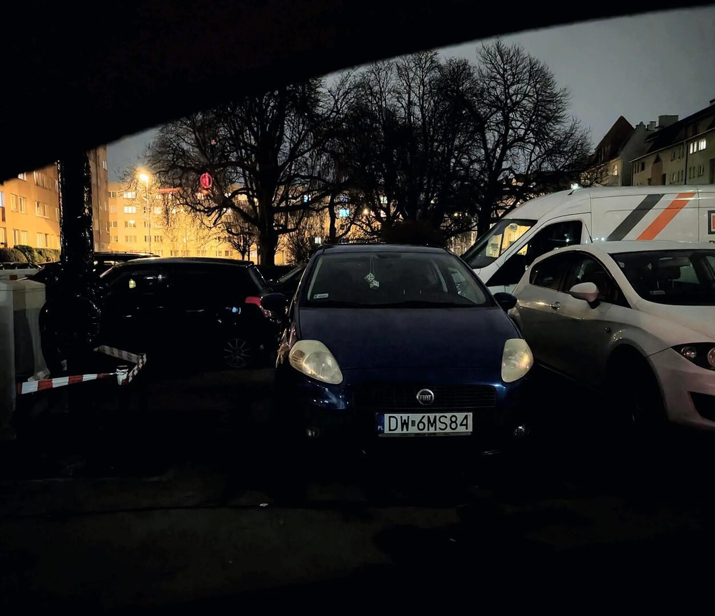 Jak opanujesz myślenie podczas parkowania i zaczniesz parkować przy samej przeszkodzie nieruchomej (budynek, drzewo, latarnia, słupki), zamiast zostawiać tam metr odstępu, z którego już nikt nie skorzysta, to na przykład w tym miejscu staną 3 samochody, a nie 2. A lewactwo tak zabiera kolejne miejsca do parkowania, że jest spory problem z parkowaniem od dłuższego czasu, ale myślenie o innych boli.