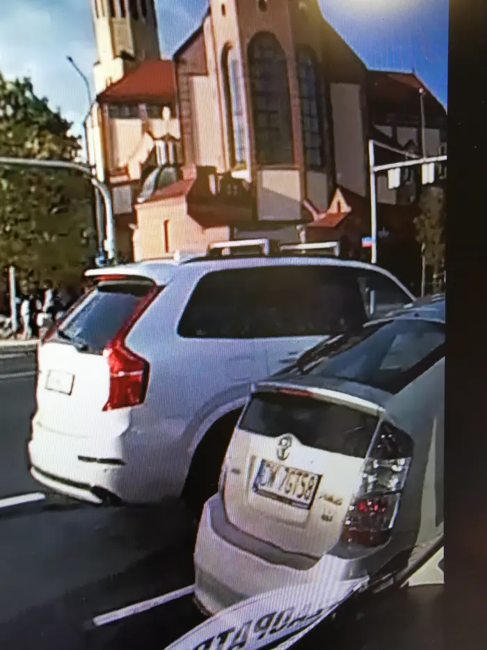 Na ch...  Wjeżdżasz skoro nie ma jak zjechać i blokujesz skrzyżowanie?? Później pier... że korki w mieście.