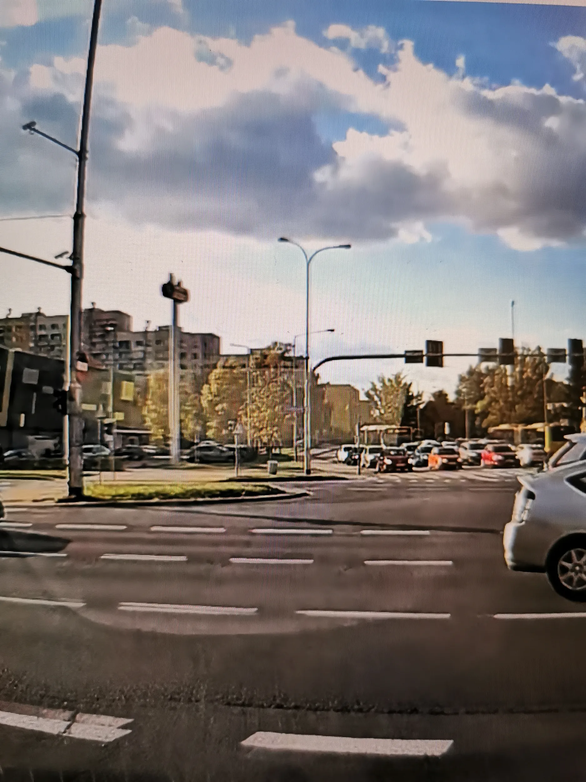 Na ch...  Wjeżdżasz skoro nie ma jak zjechać i blokujesz skrzyżowanie?? Później pier... że korki w mieście.