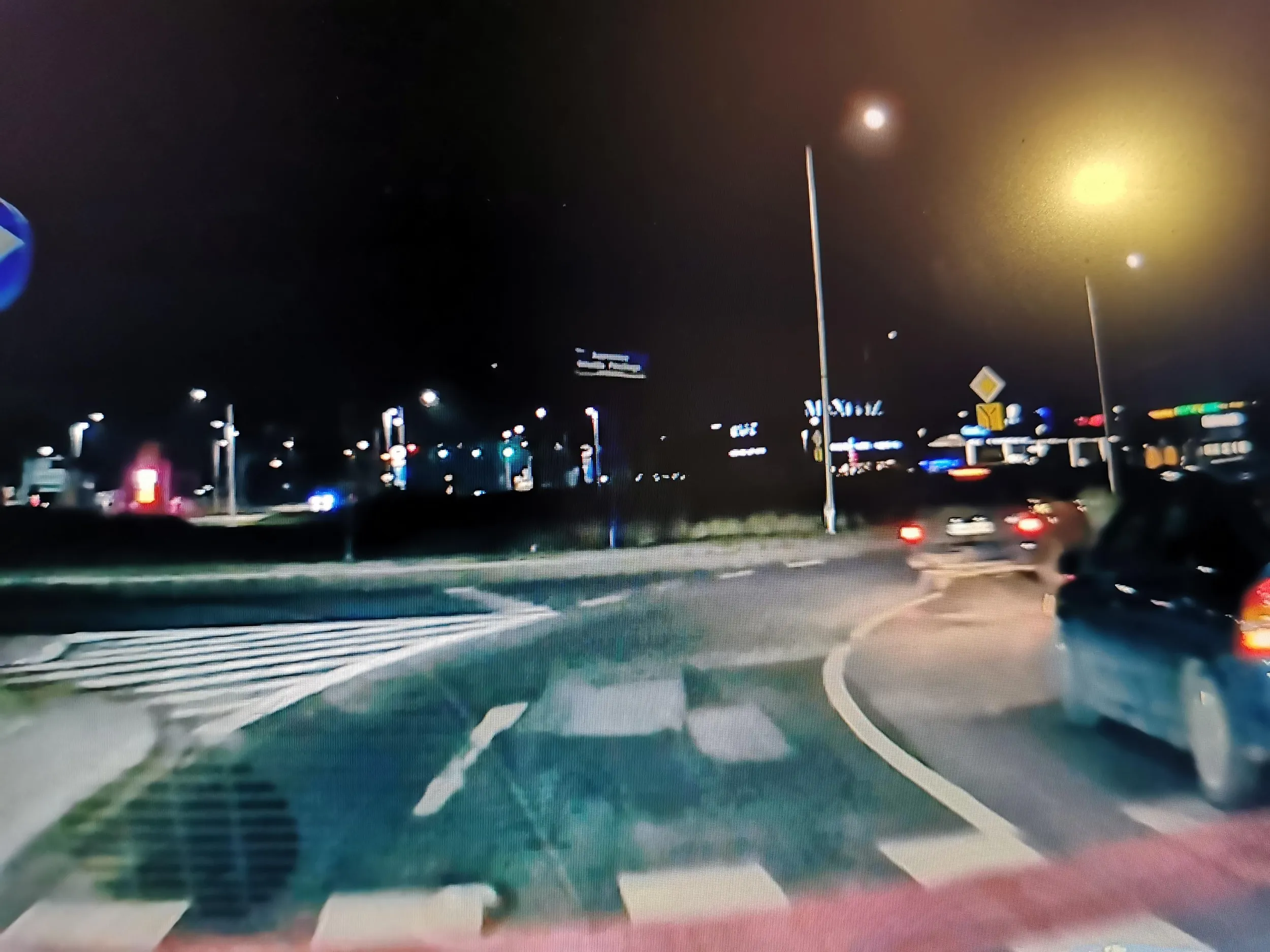 Fajne auto, ale kierowca to inny burak... Kiedyś wylecisz z tego auta jak sie będziesz tak składać na zakręcie. Wyprzedzania na przejściu, zajeżdżanie drogi.