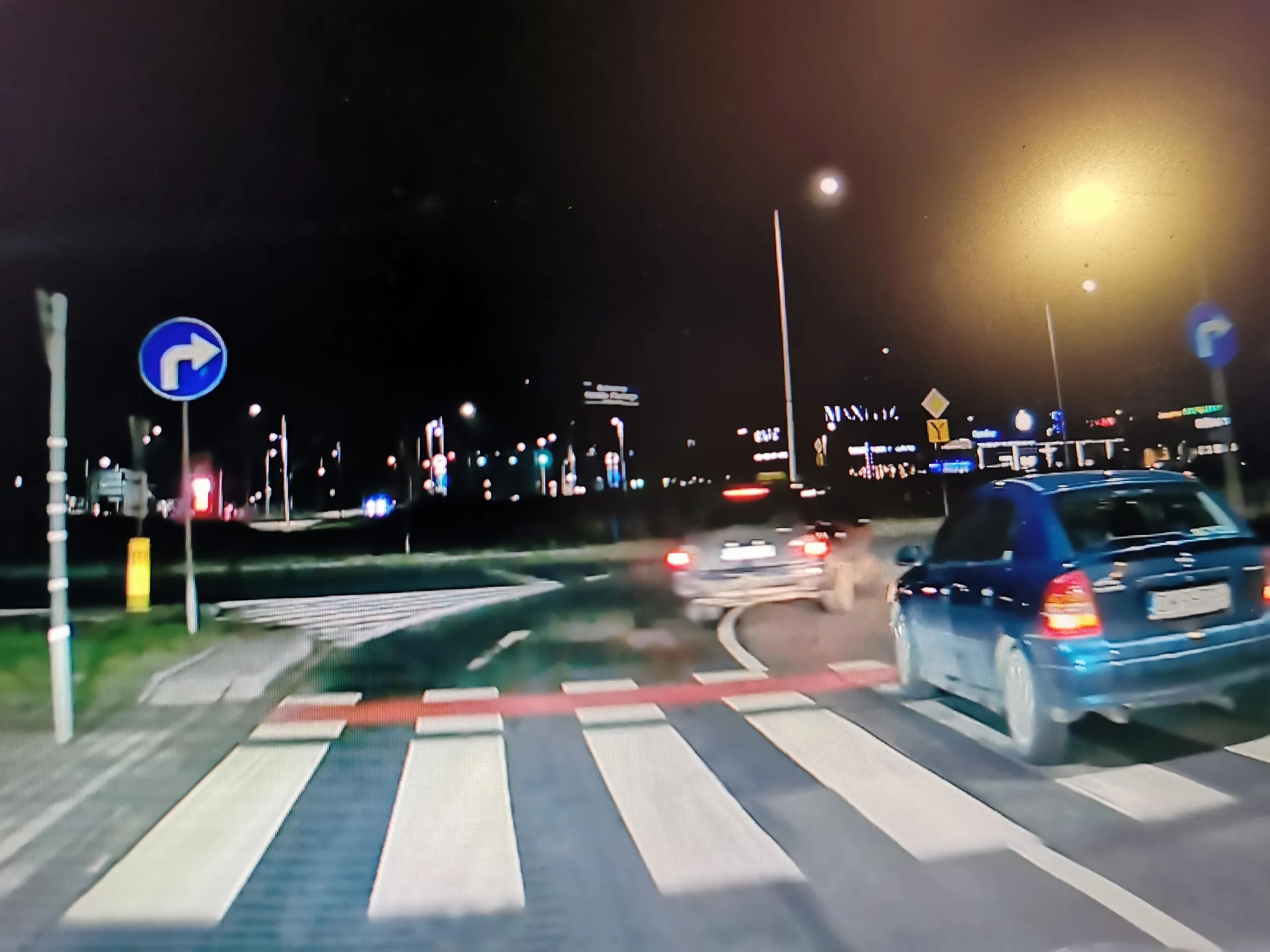 Fajne auto, ale kierowca to inny burak... Kiedyś wylecisz z tego auta jak sie będziesz tak składać na zakręcie. Wyprzedzania na przejściu, zajeżdżanie drogi.